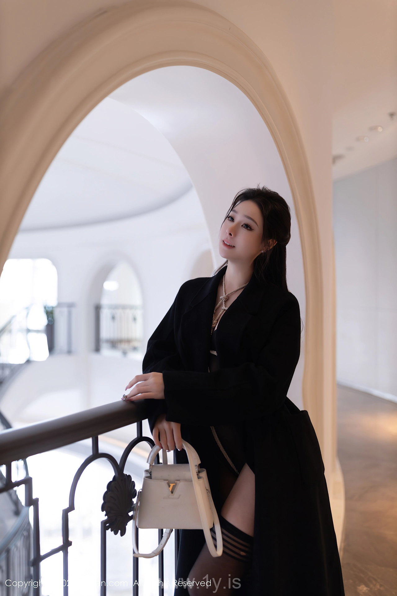 XIUREN(秀人网) No.8552 Sophisticated & Mesmerizing Asian Maiden 小逗逗