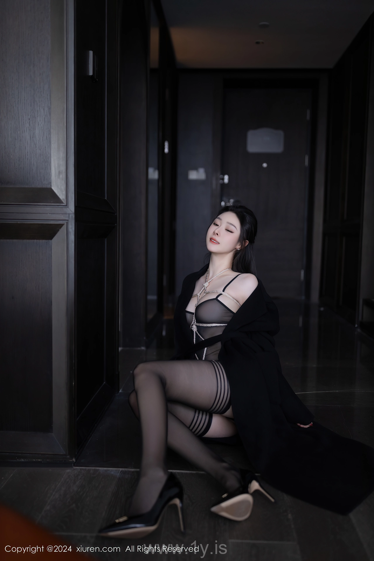 XIUREN(秀人网) No.8552 Sophisticated & Mesmerizing Asian Maiden 小逗逗