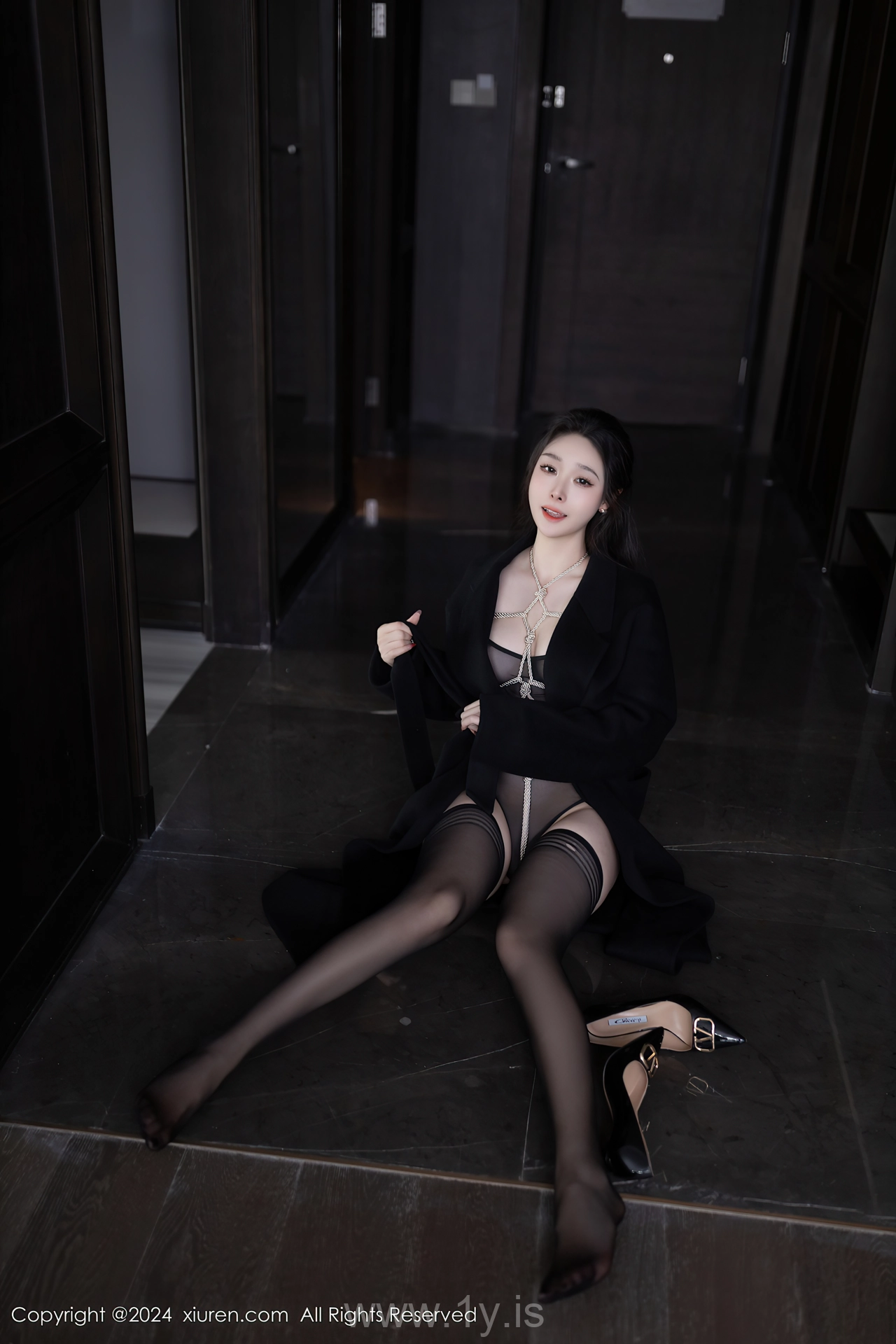 XIUREN(秀人网) No.8552 Sophisticated & Mesmerizing Asian Maiden 小逗逗