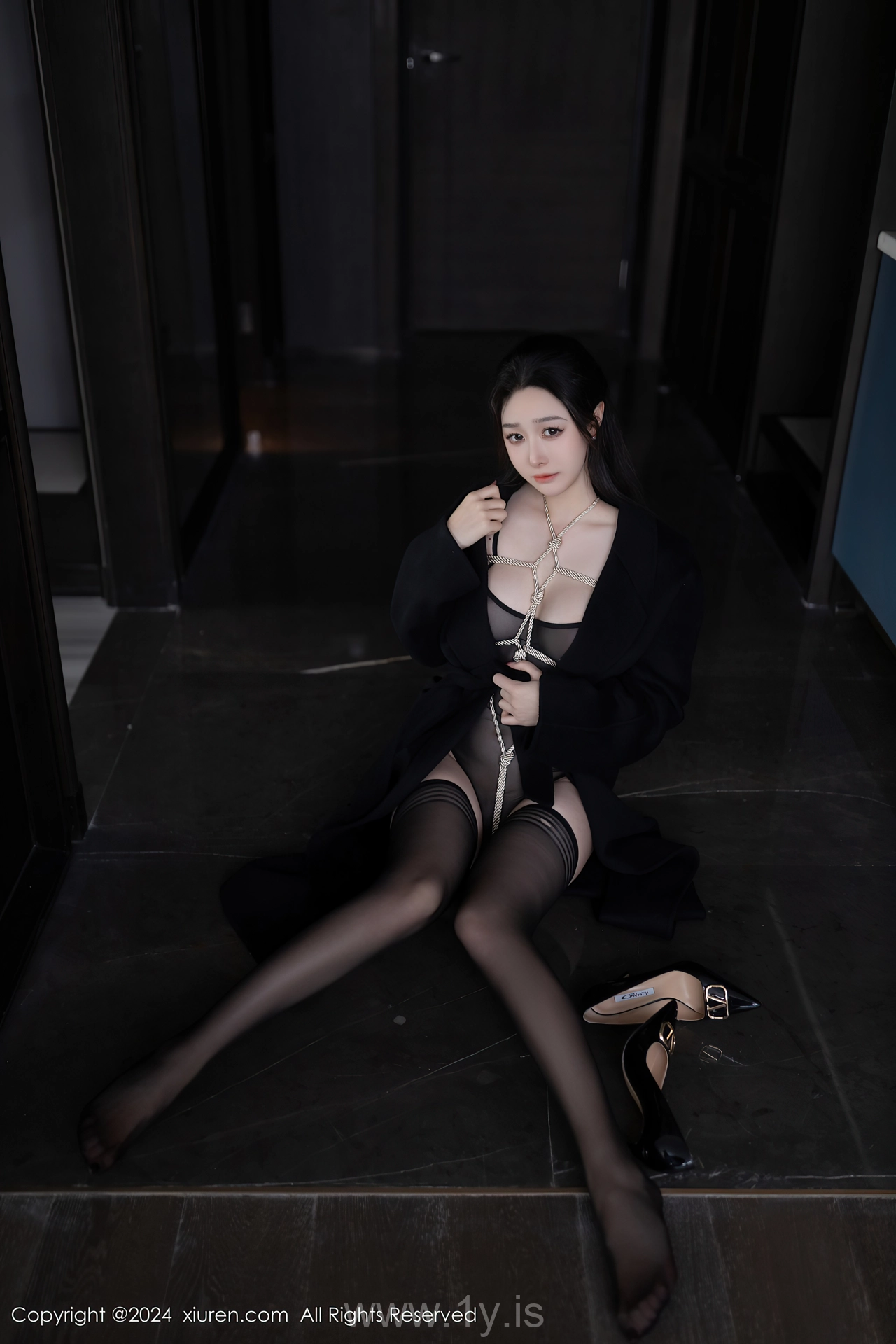 XIUREN(秀人网) No.8552 Sophisticated & Mesmerizing Asian Maiden 小逗逗