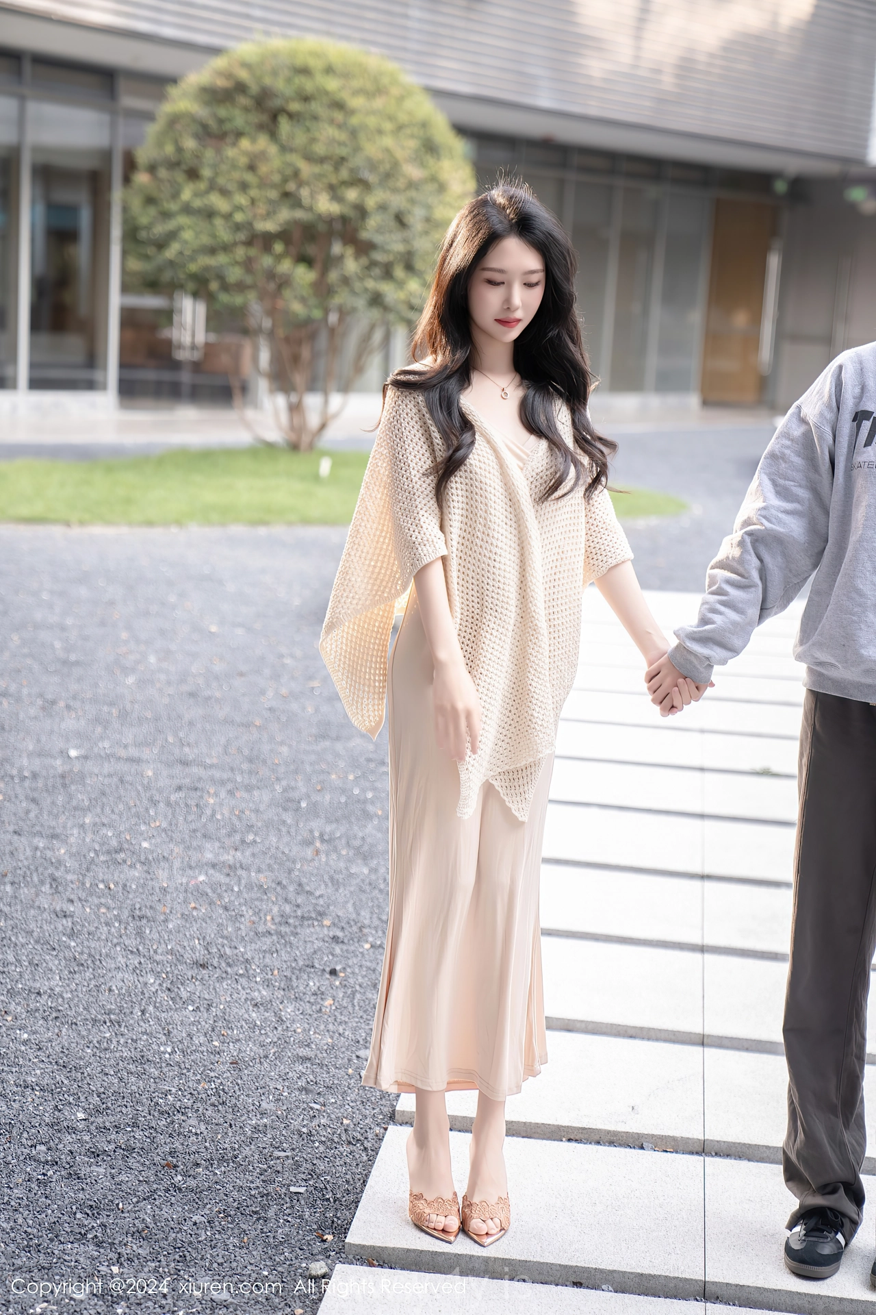 XIUREN(秀人网) No.8559 Shimmering Asian Maiden 利世