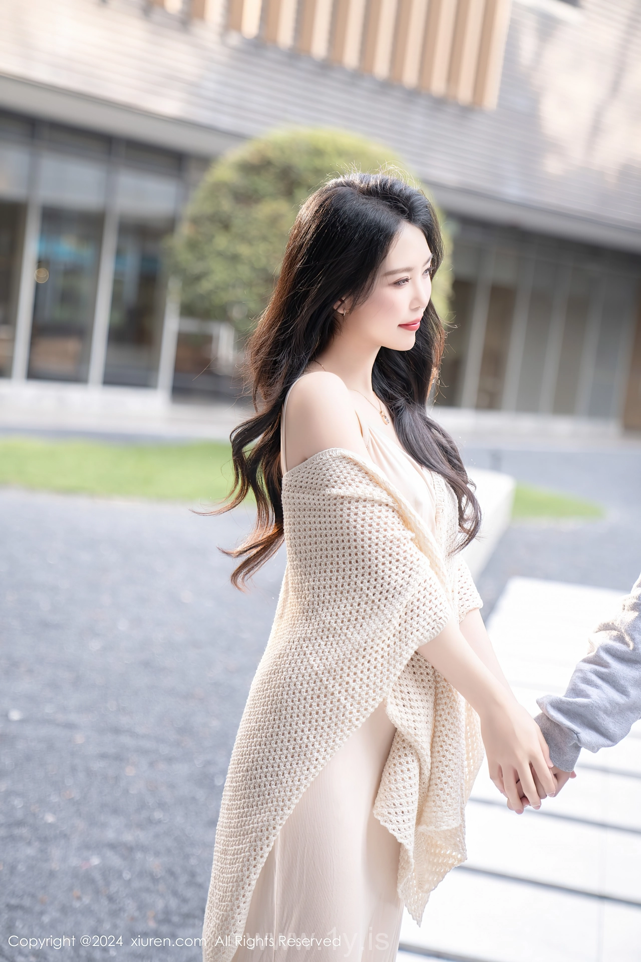 XIUREN(秀人网) No.8559 Shimmering Asian Maiden 利世