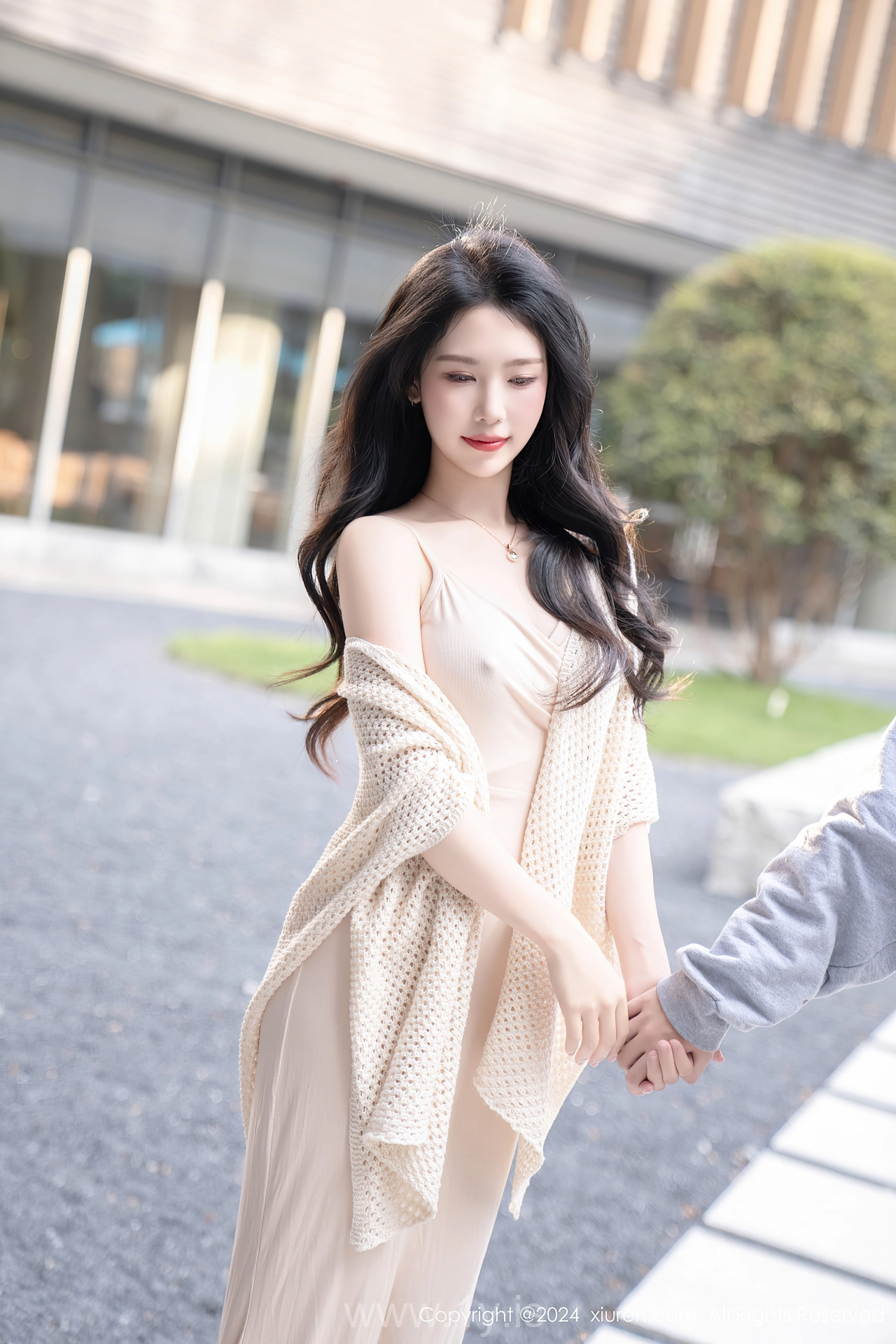 XIUREN(秀人网) No.8559 Shimmering Asian Maiden 利世