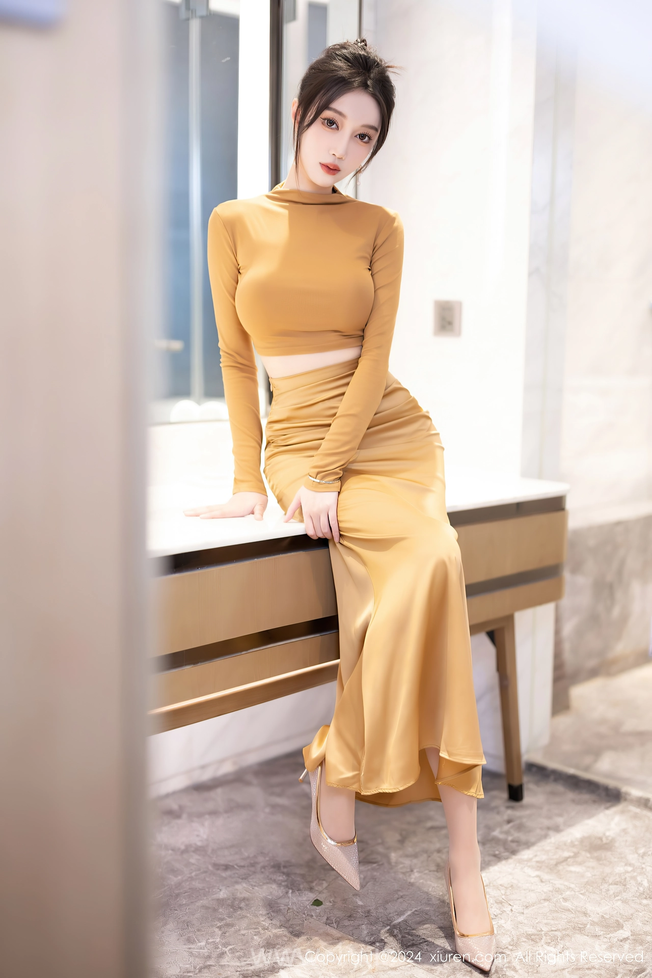 XIUREN(秀人网) No.8574 Nice-looking & Refined Chinese Cougar 玥儿玥