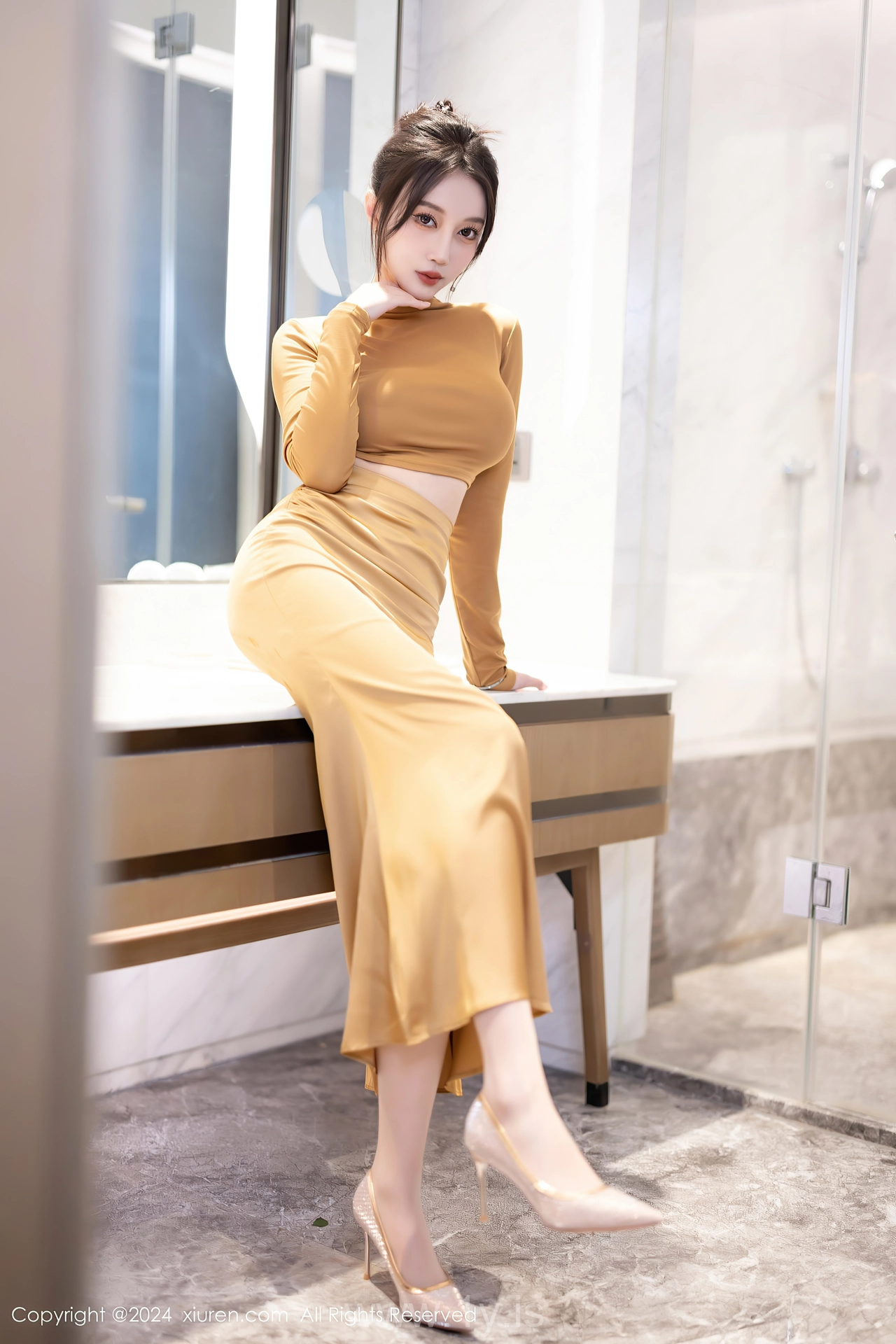 XIUREN(秀人网) No.8574 Nice-looking & Refined Chinese Cougar 玥儿玥