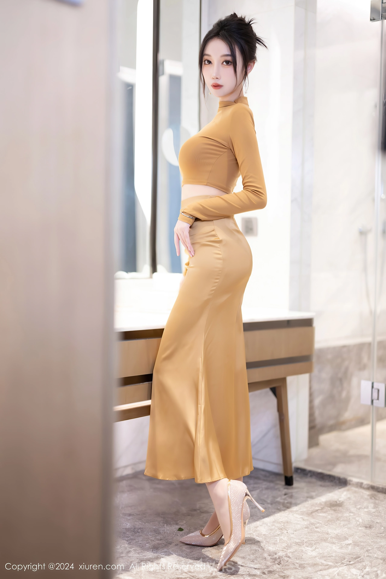 XIUREN(秀人网) No.8574 Nice-looking & Refined Chinese Cougar 玥儿玥