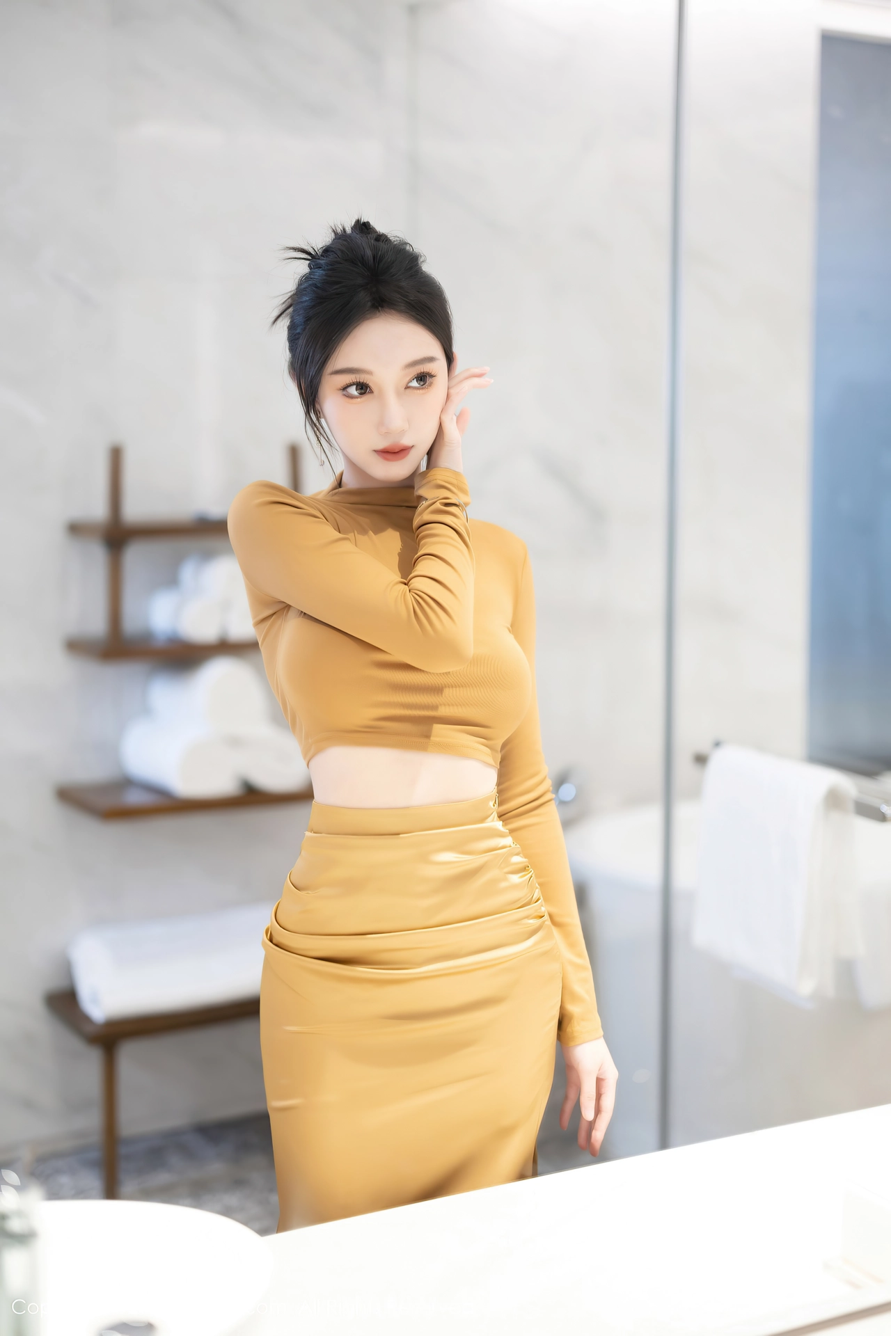 XIUREN(秀人网) No.8574 Nice-looking & Refined Chinese Cougar 玥儿玥