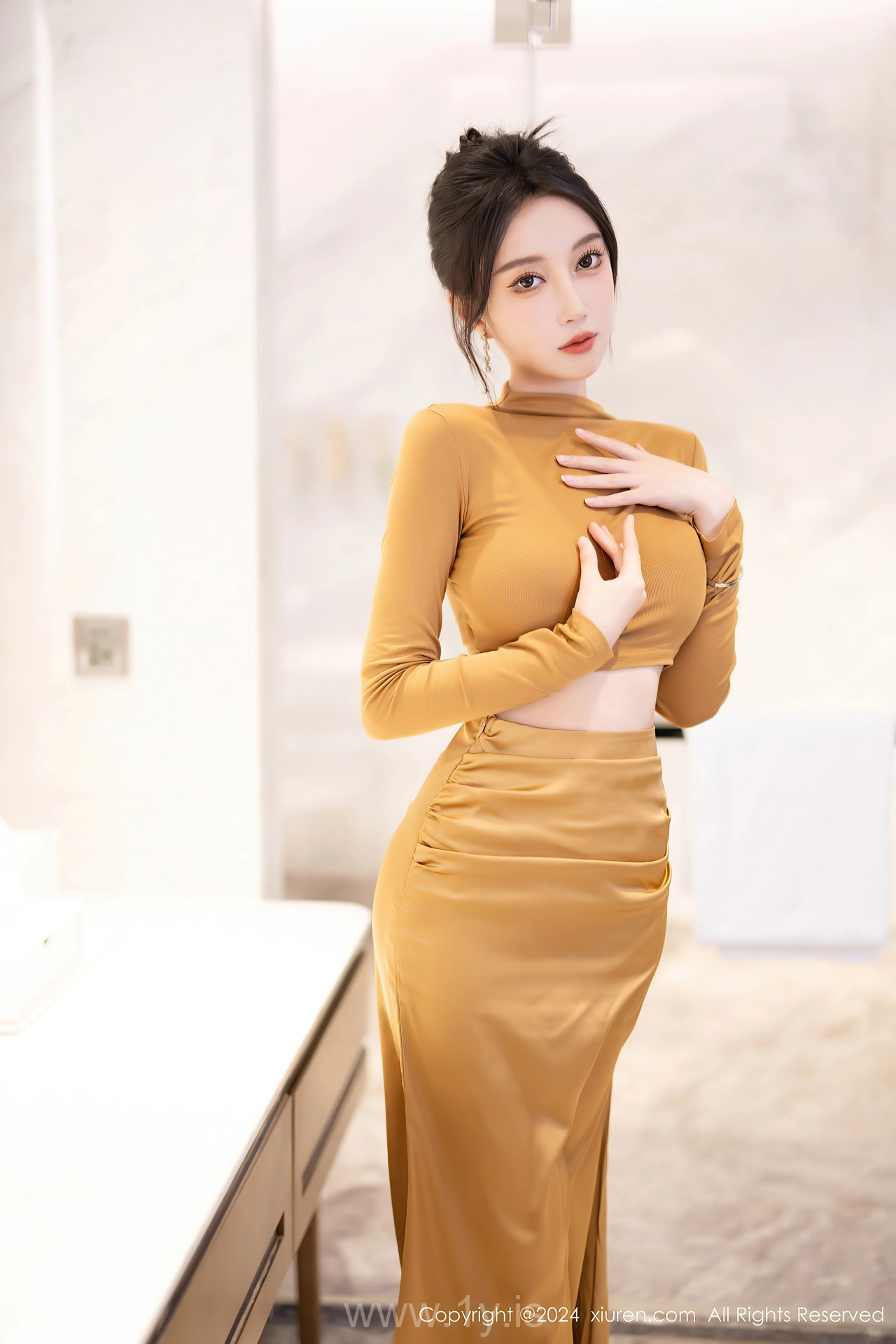 XIUREN(秀人网) No.8574 Nice-looking & Refined Chinese Cougar 玥儿玥