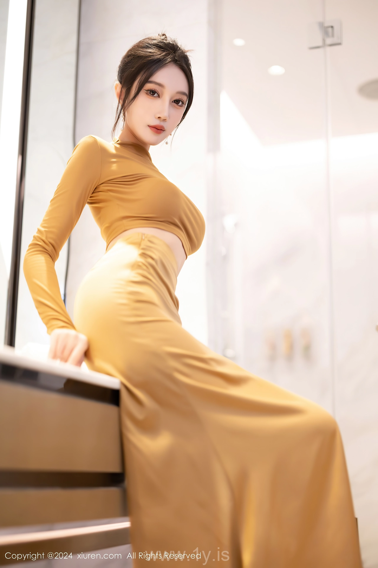 XIUREN(秀人网) No.8574 Nice-looking & Refined Chinese Cougar 玥儿玥