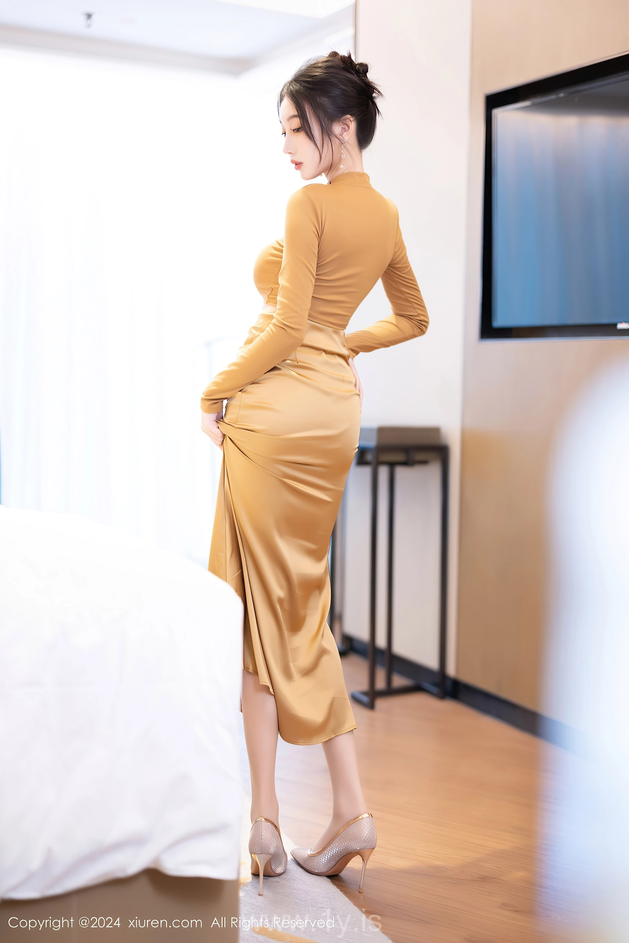 XIUREN(秀人网) No.8574 Nice-looking & Refined Chinese Cougar 玥儿玥