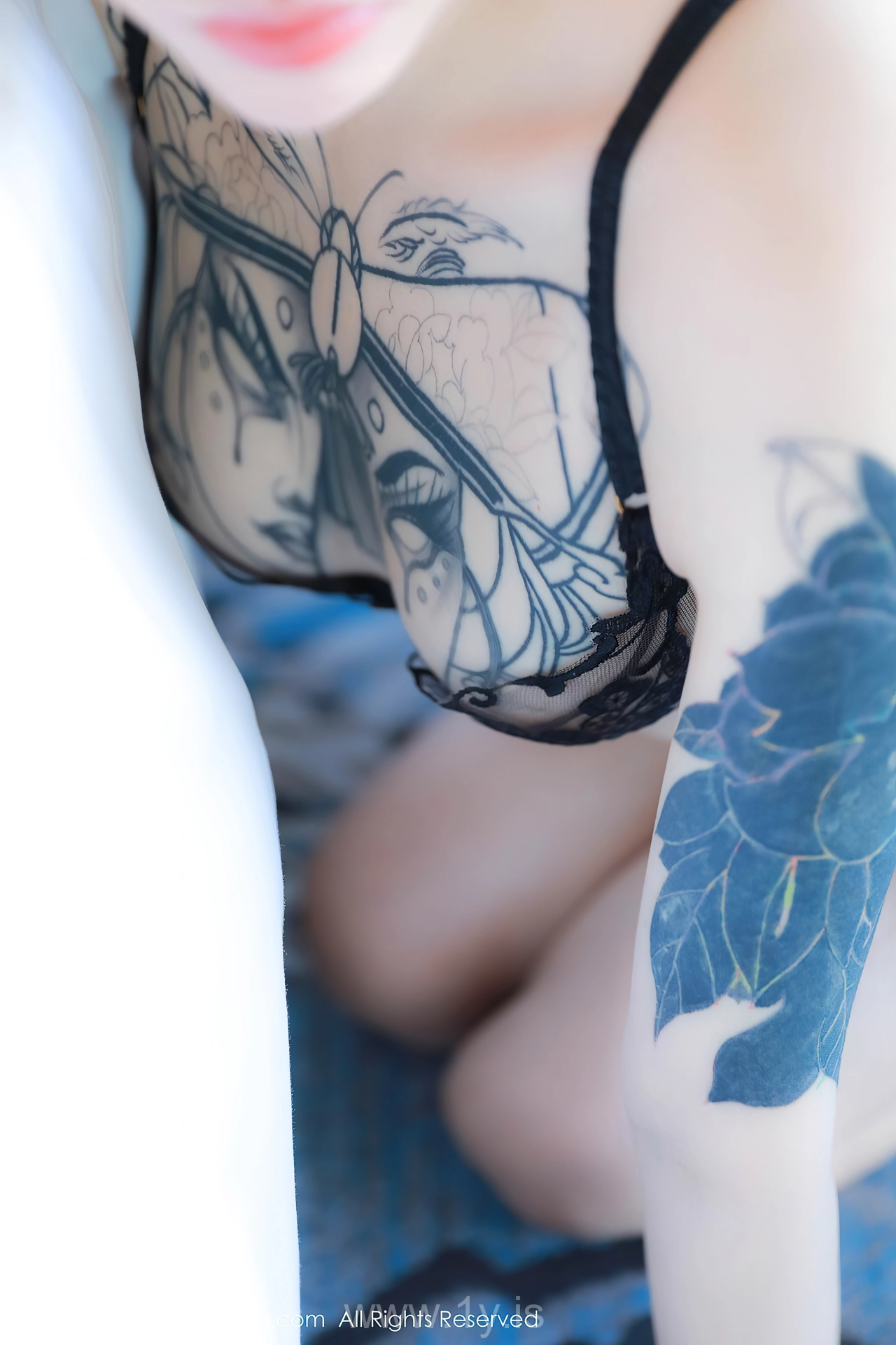 XIUREN(秀人网) No.8630 Shimmering Chinese Starlet 奶瓶