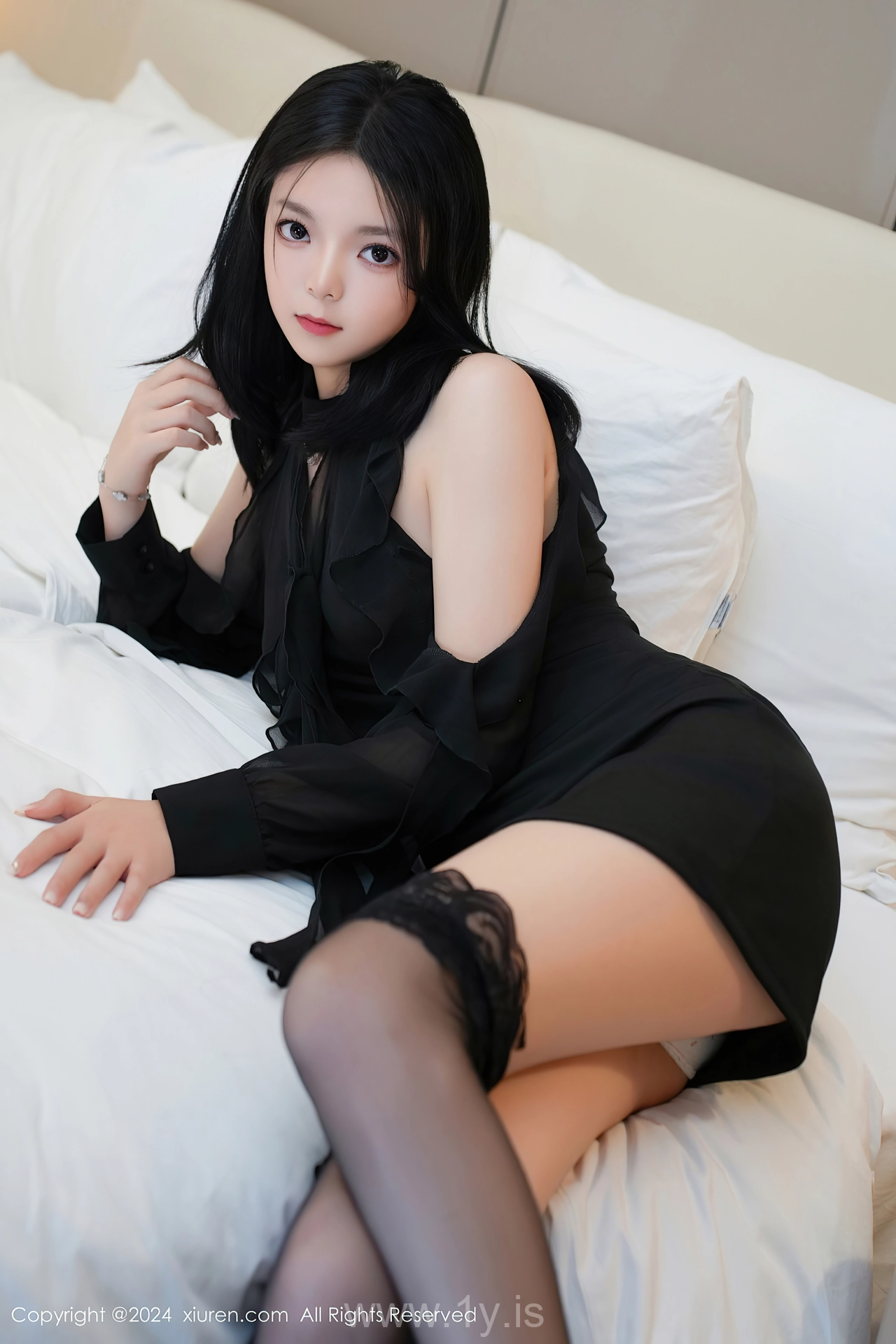 XIUREN(秀人网) No.8651 Sophisticated & Seductive Chinese Dreamgirl 唐心心