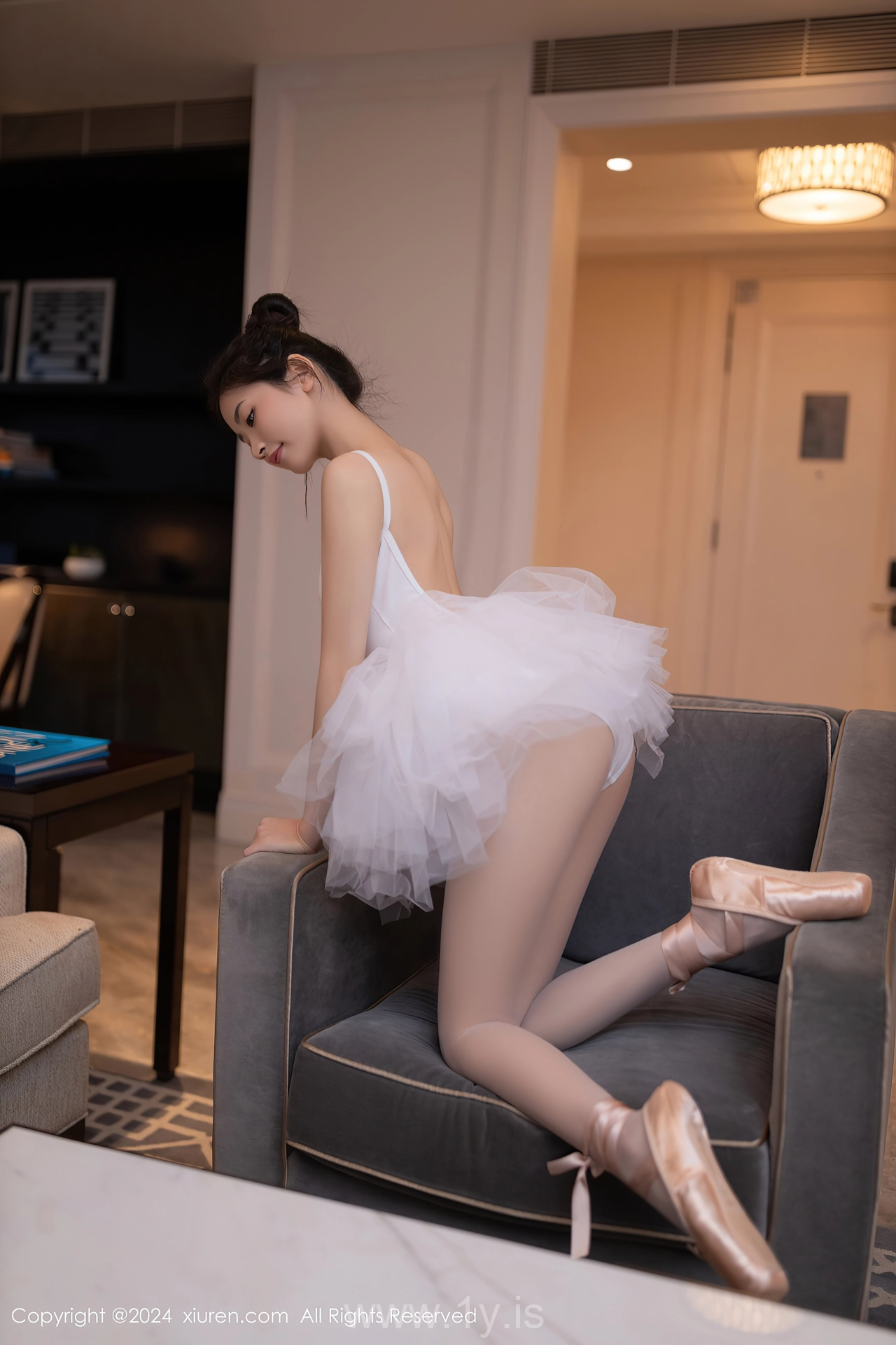 XIUREN(秀人网) No.8657 Sophisticated & Sensuous Asian Charmer 鱼尾fish