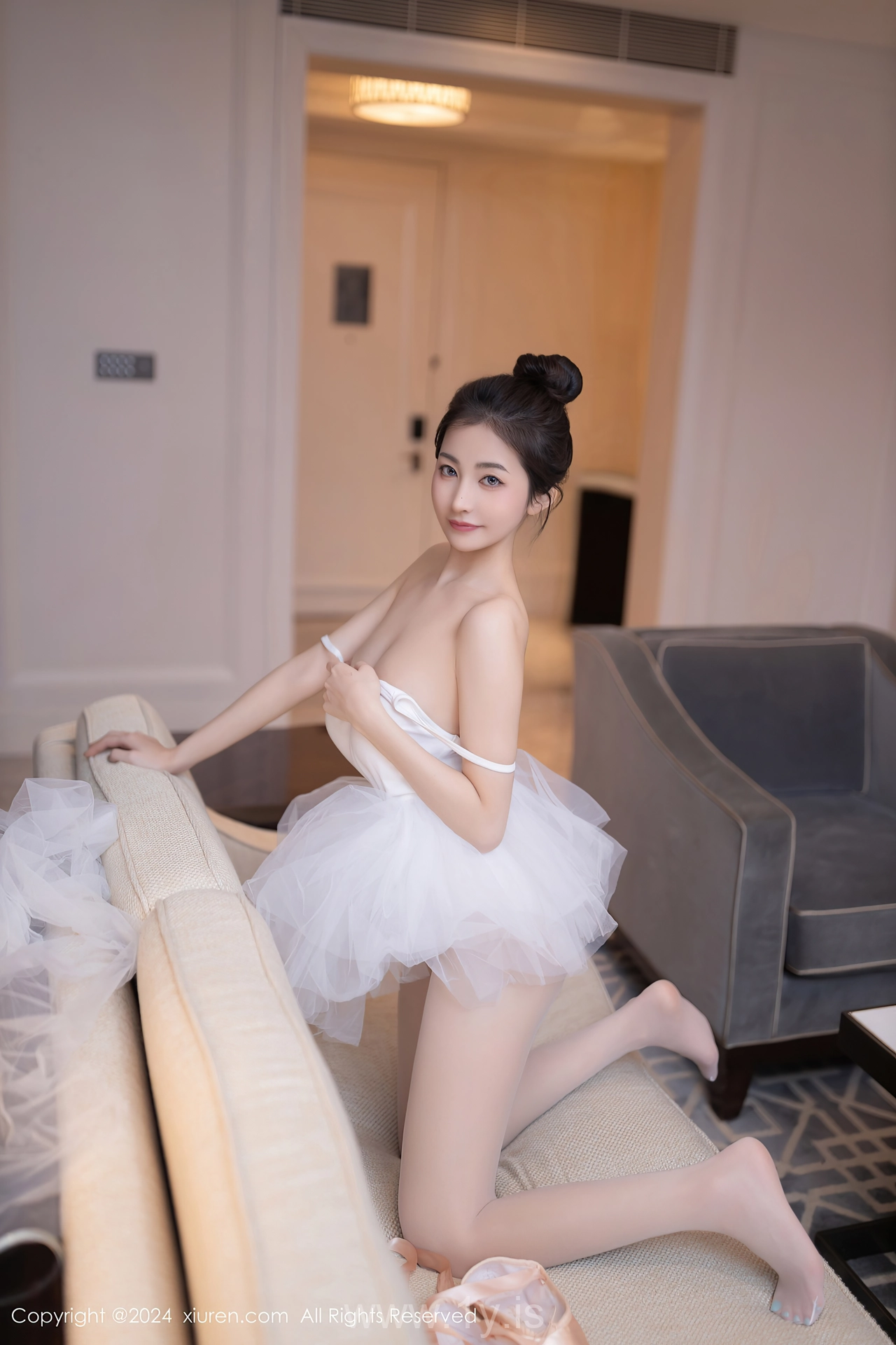 XIUREN(秀人网) No.8657 Sophisticated & Sensuous Asian Charmer 鱼尾fish