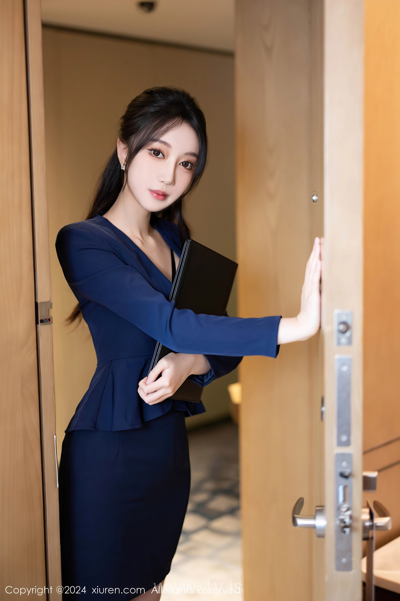 XIUREN(秀人网) No.8669 Playful & Charismatic Asian Rose 玥儿玥