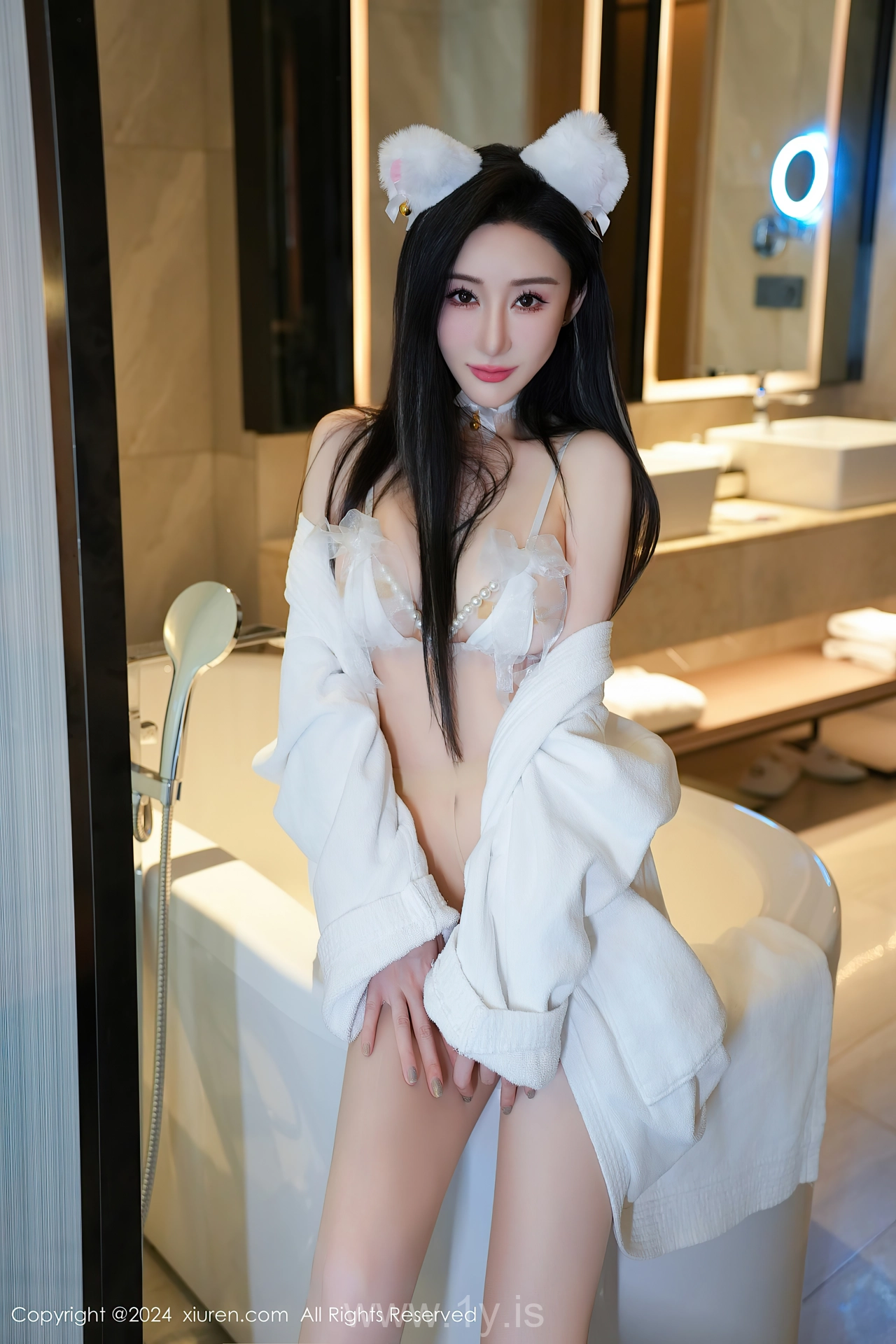 XIUREN(秀人网) No.8679 Intriguing Asian Peri 田兮白