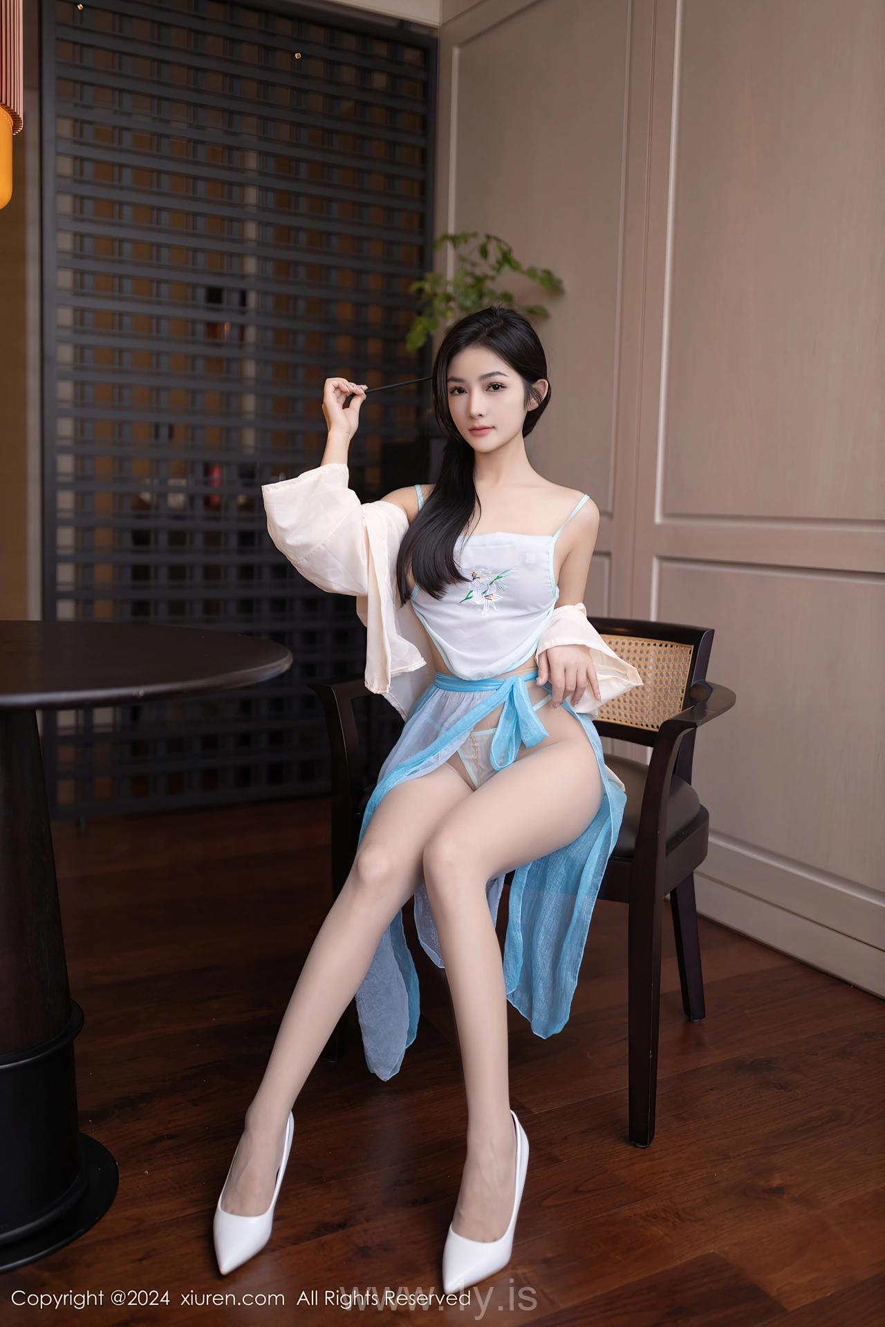 XIUREN(秀人网) No.8691 Shimmering & Elegant Chinese Nymph 谭小灵