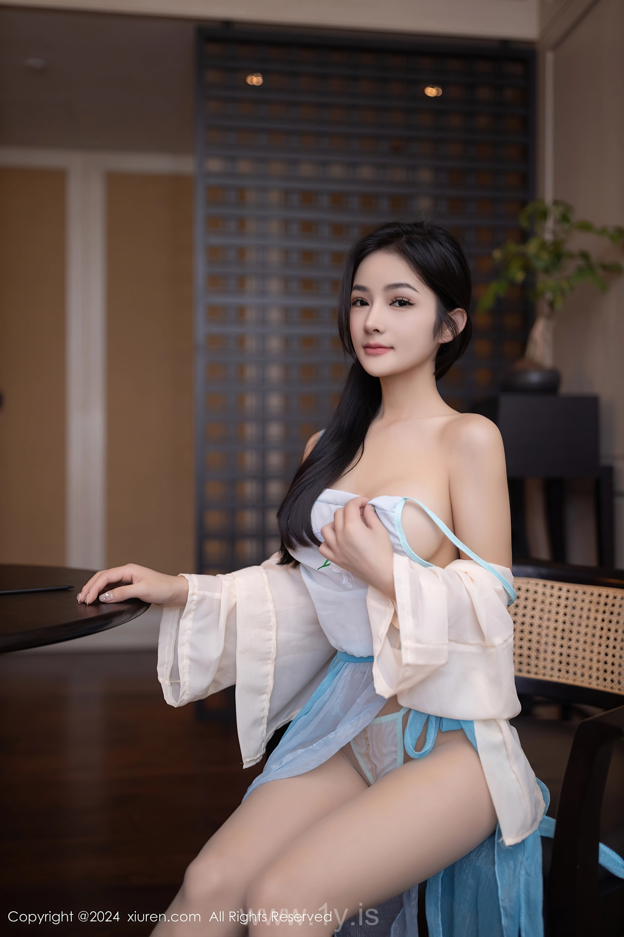 XIUREN(秀人网) No.8691 Shimmering & Elegant Chinese Nymph 谭小灵