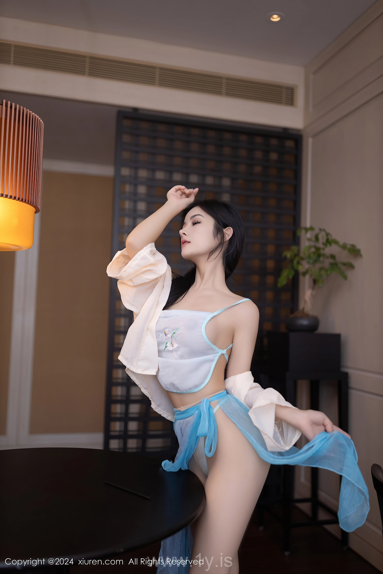 XIUREN(秀人网) No.8691 Shimmering & Elegant Chinese Nymph 谭小灵