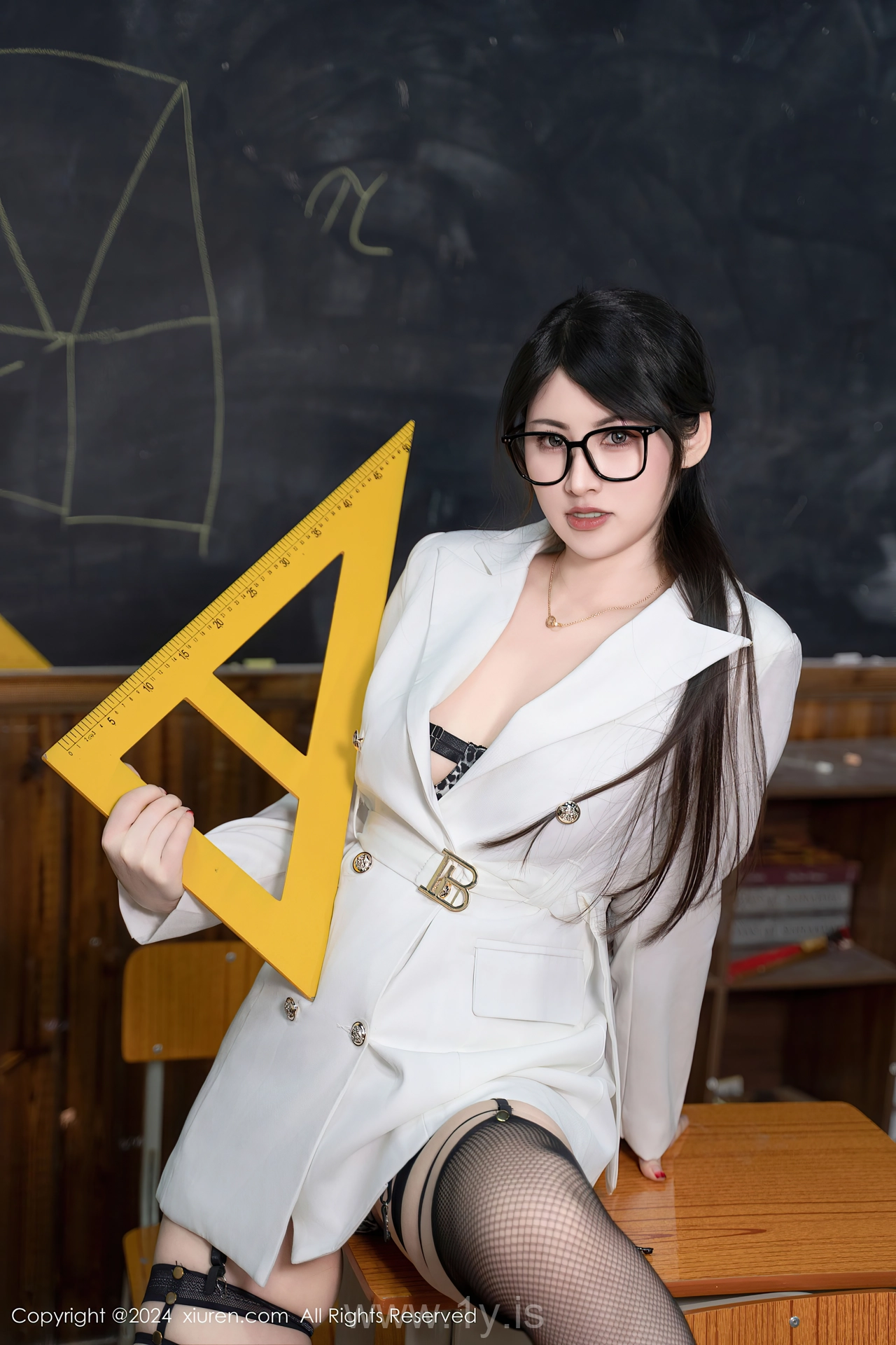 XIUREN(秀人网) No.8694 Charismatic & Vivacious Chinese Hottie 诗诗kiki