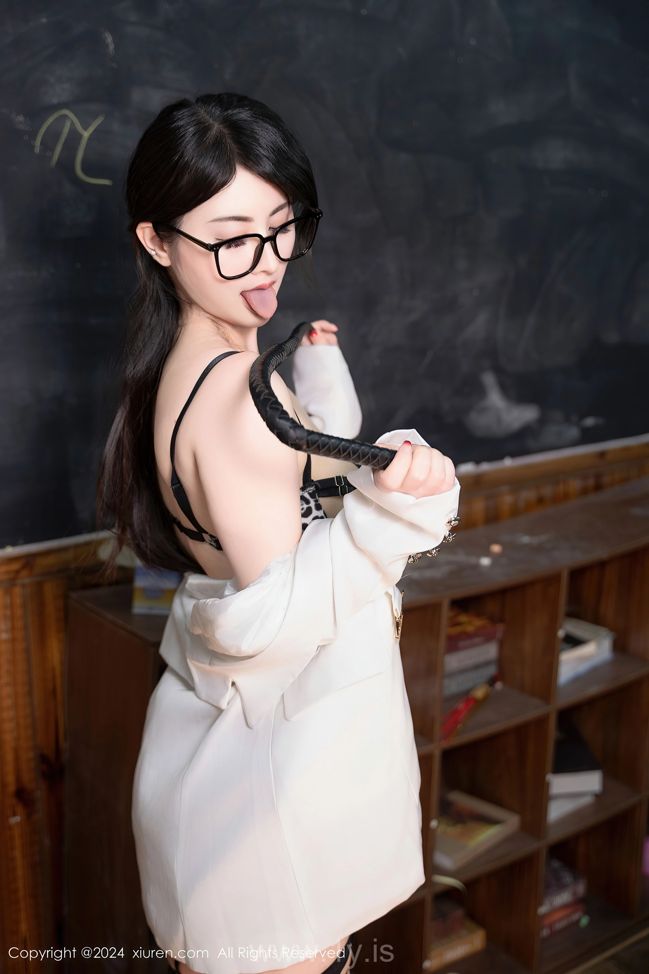 XIUREN(秀人网) No.8694 Charismatic & Vivacious Chinese Hottie 诗诗kiki