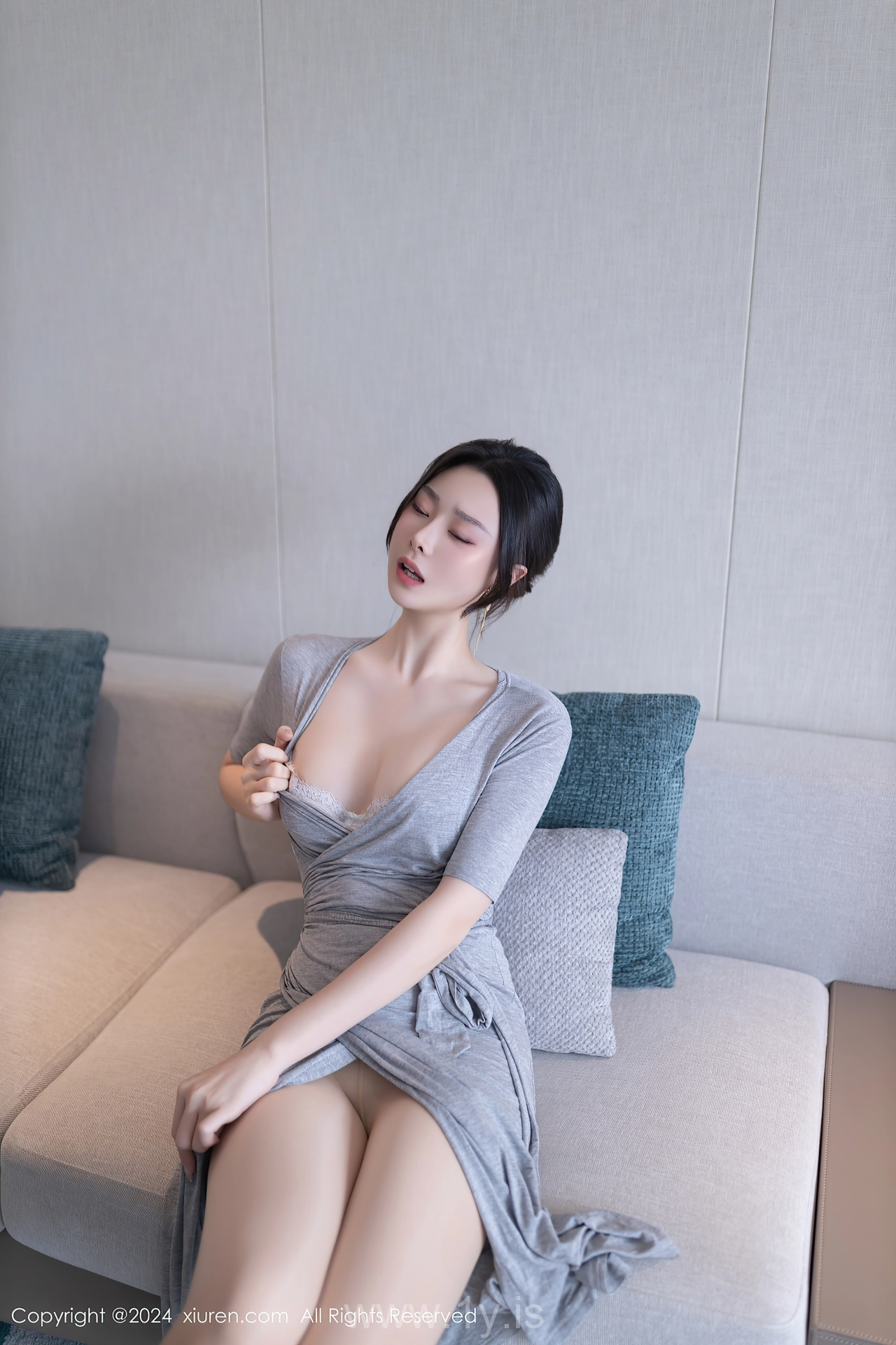 XIUREN(秀人网) No.8699 Alluring Asian Vixen 小逗逗