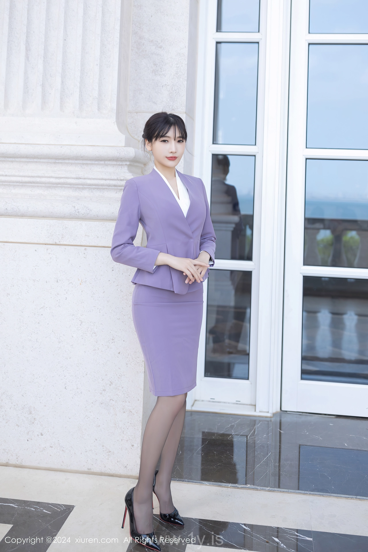 XIUREN(秀人网) No.8700 Well-developed Chinese Cougar 陆萱萱