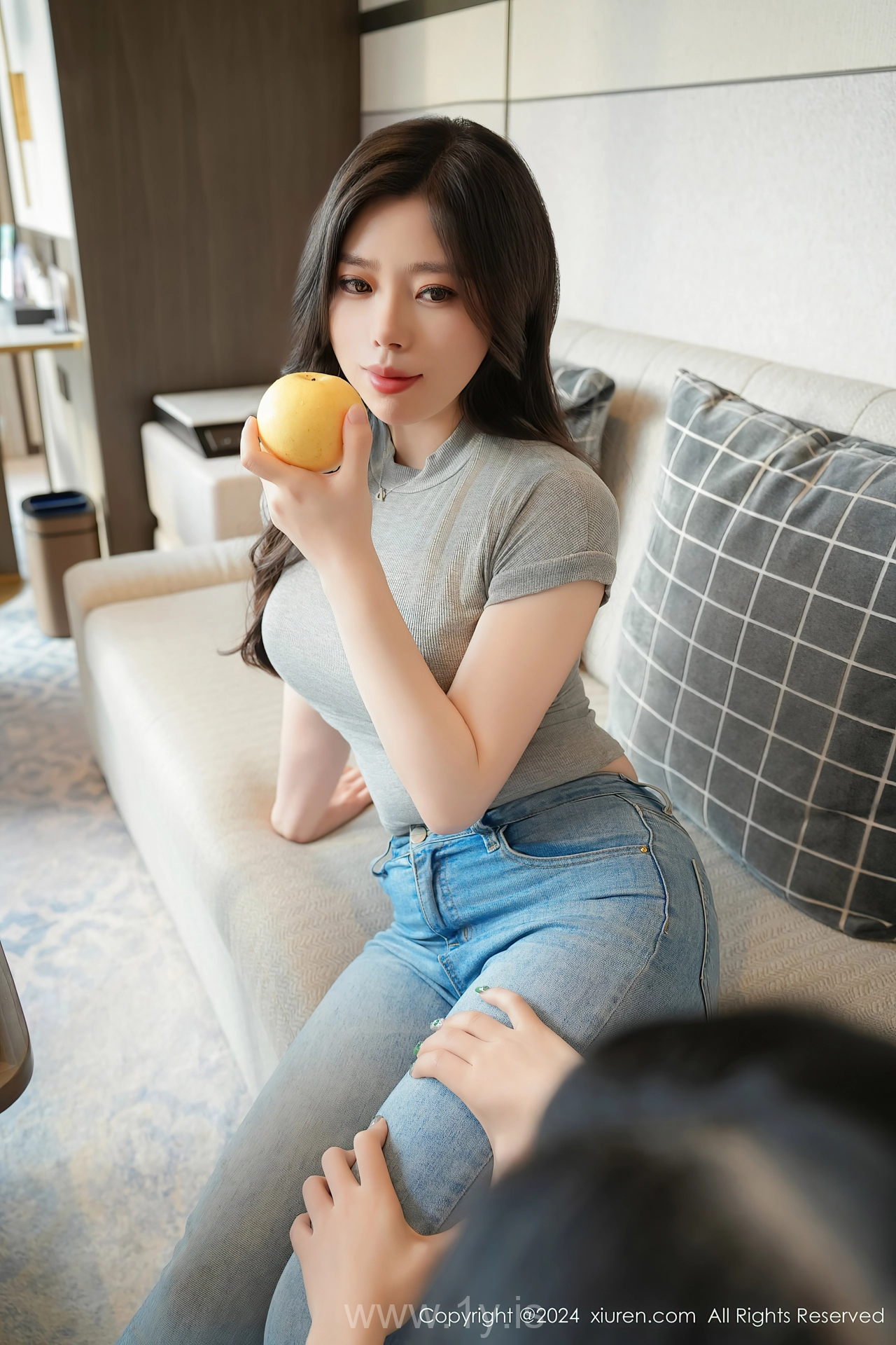 XIUREN(秀人网) No.8711 Dazzling & Playful Chinese Hottie 白茹雪abby