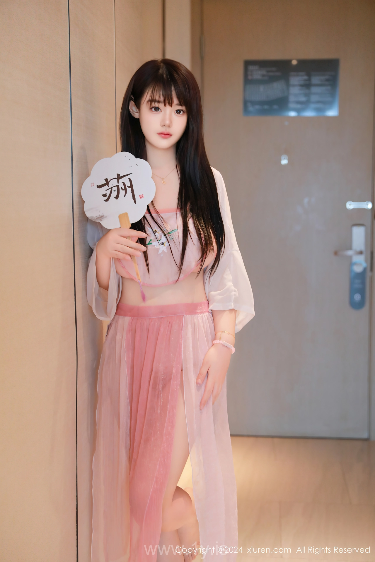 XIUREN(秀人网) No.8724 Sophisticated & Fancy Chinese Fox 陈柒柒