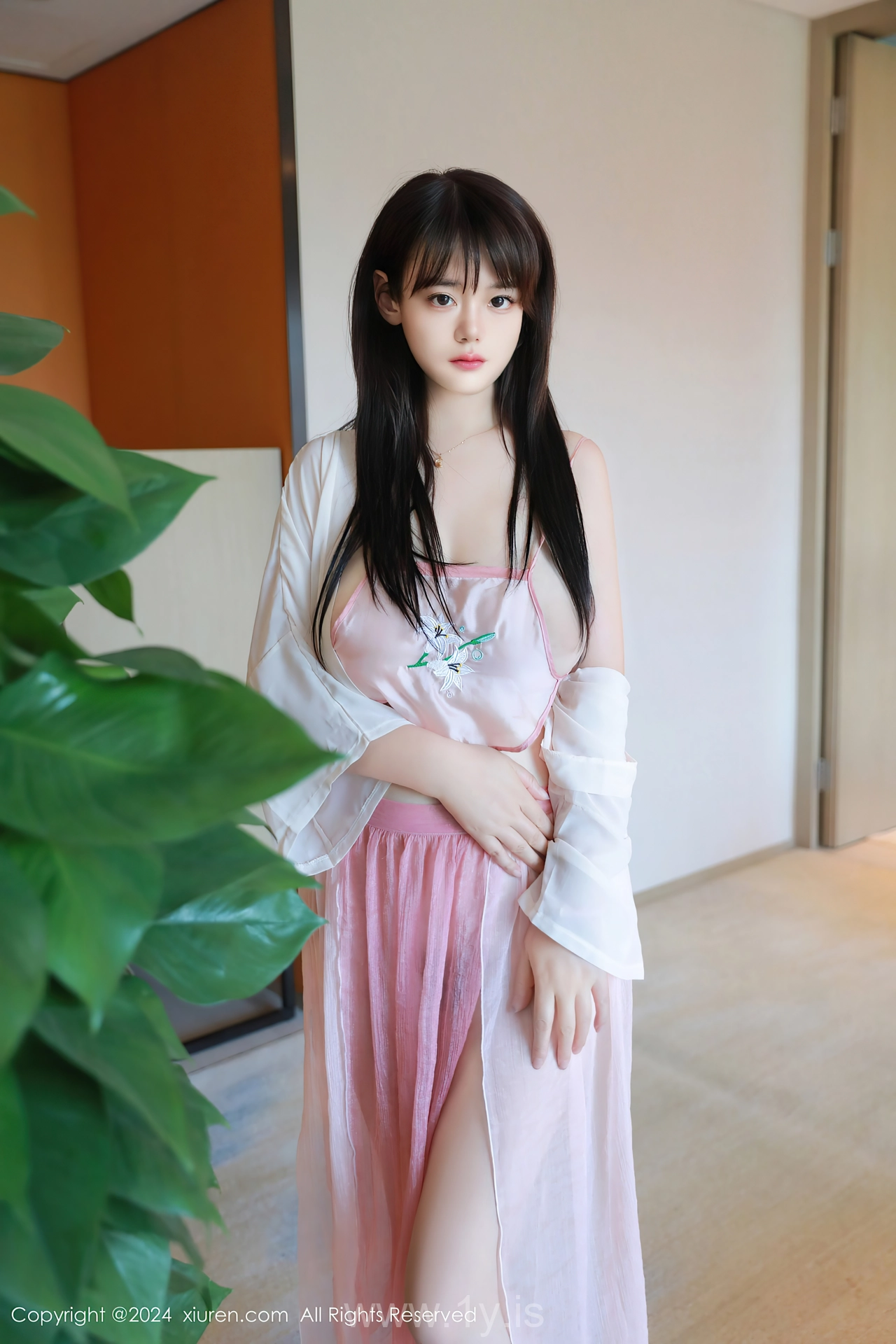 XIUREN(秀人网) No.8724 Sophisticated & Fancy Chinese Fox 陈柒柒