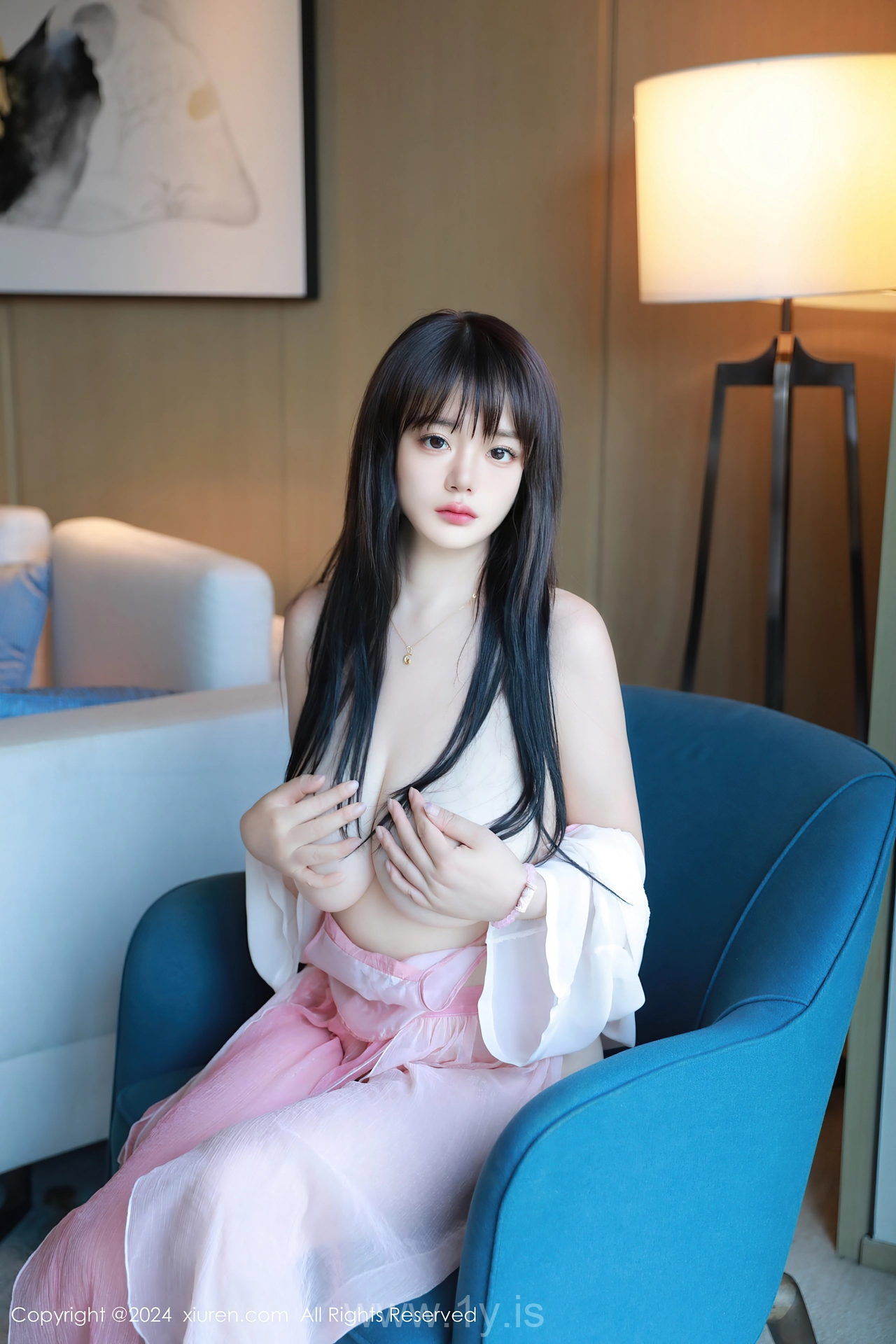 XIUREN(秀人网) No.8724 Sophisticated & Fancy Chinese Fox 陈柒柒