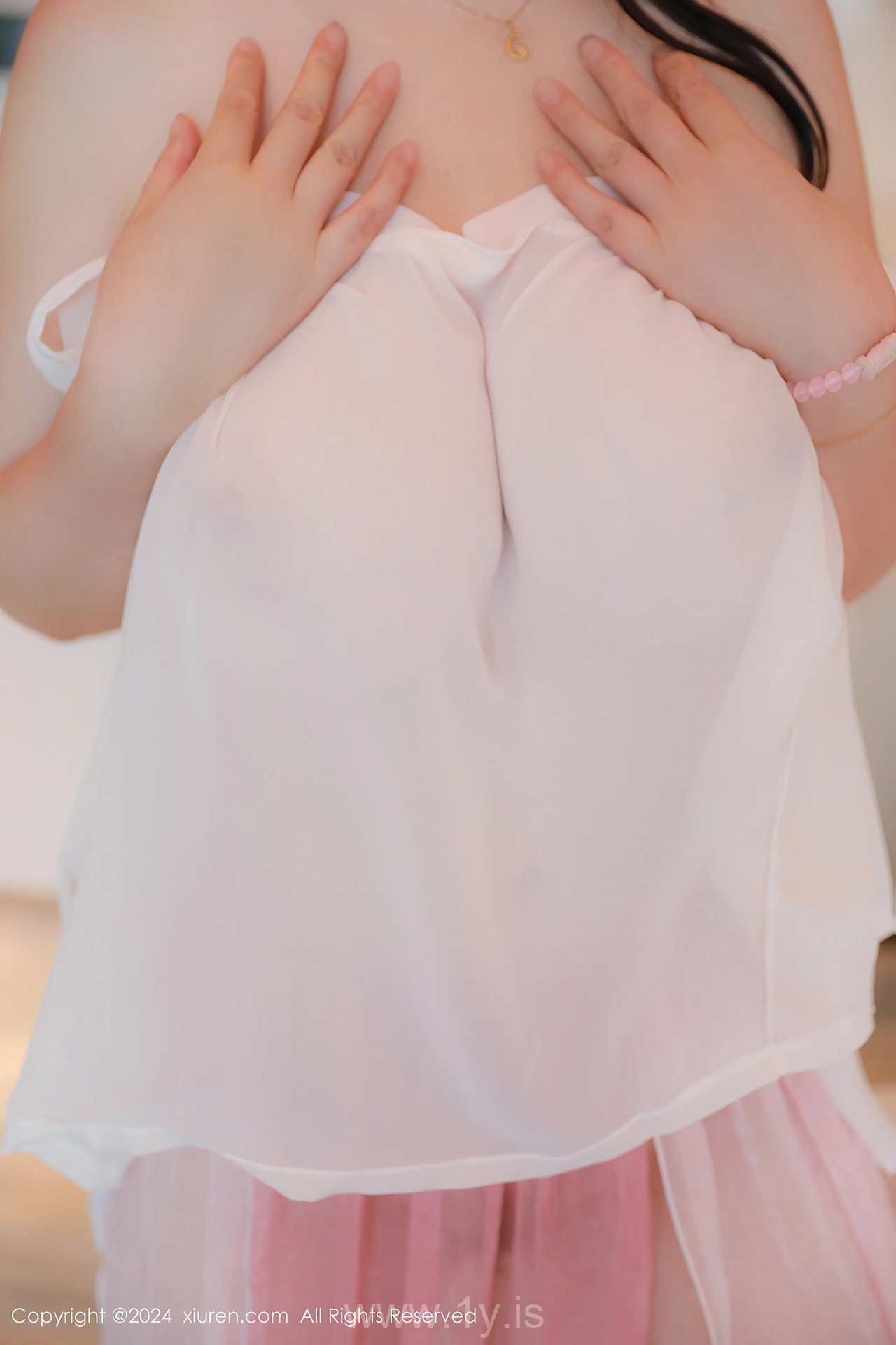 XIUREN(秀人网) No.8724 Sophisticated & Fancy Chinese Fox 陈柒柒