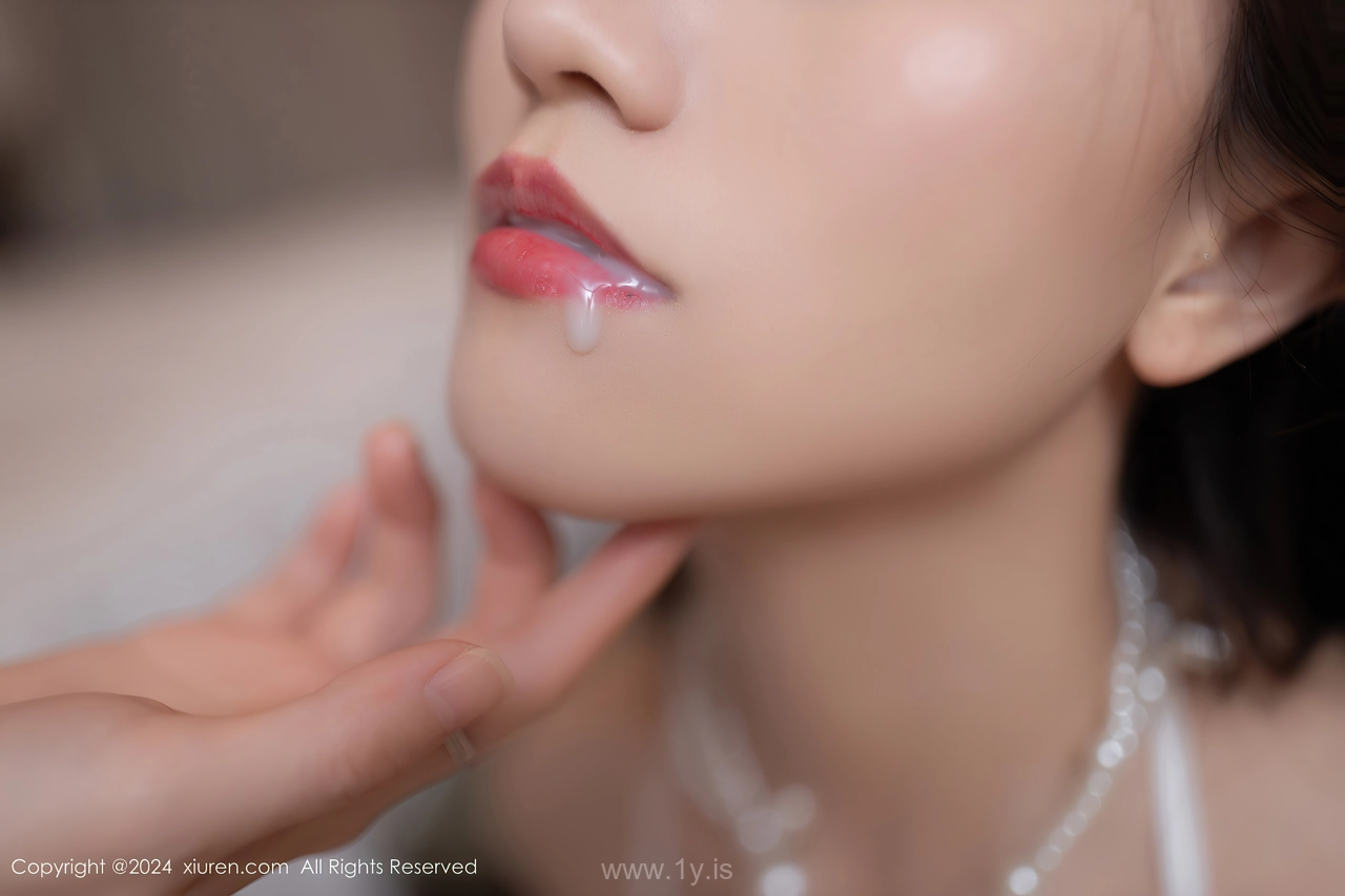 XIUREN(秀人网) No.8725 Luminous & Dazzling Chinese Cutie 杏子Yada