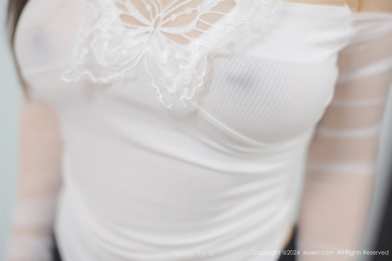 XIUREN(秀人网) No.8766 Playful Chinese Homebody Girl 诗诗kiki