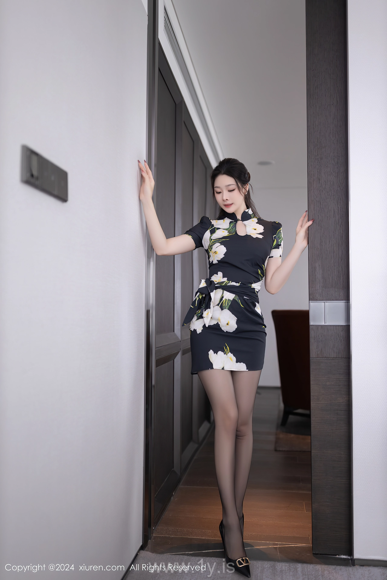 XIUREN(秀人网) No.8768 Chic Chinese Charmer 小逗逗