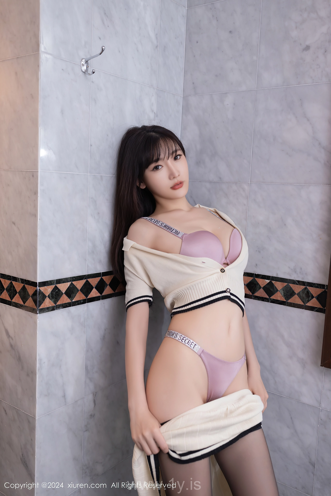 XIUREN(秀人网) No.8769 Irresistible Asian Queen 陆萱萱