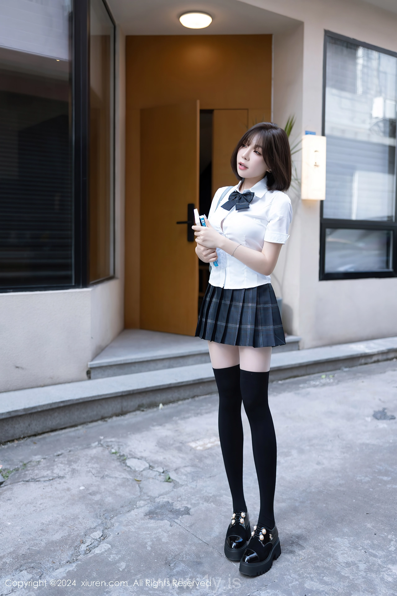 XIUREN(秀人网) No.8785 Slim Chinese Cutie 徐莉芝Booty