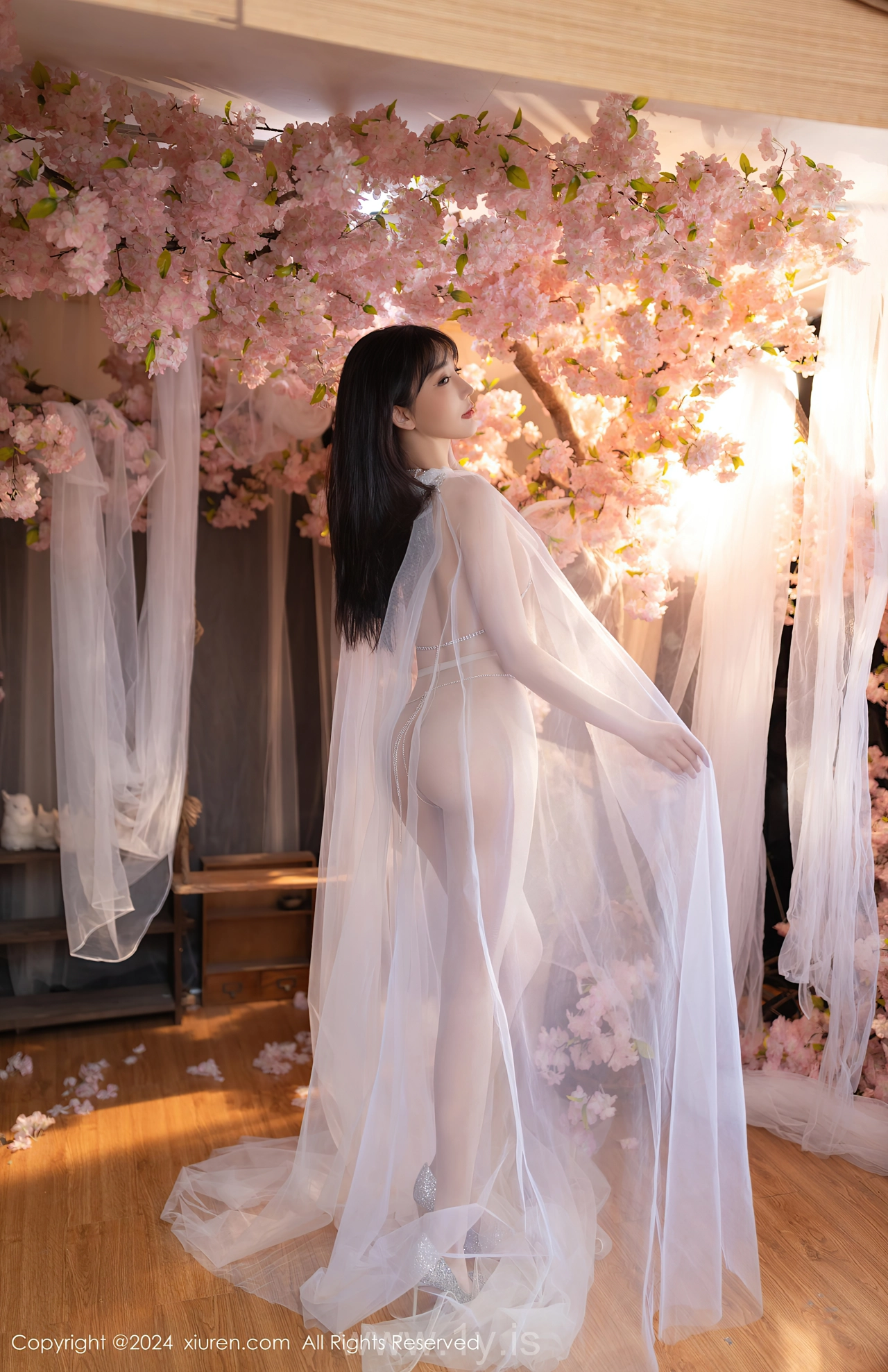 XIUREN(秀人网) No.8807 Slender Asian Dreamgirl 陆萱萱