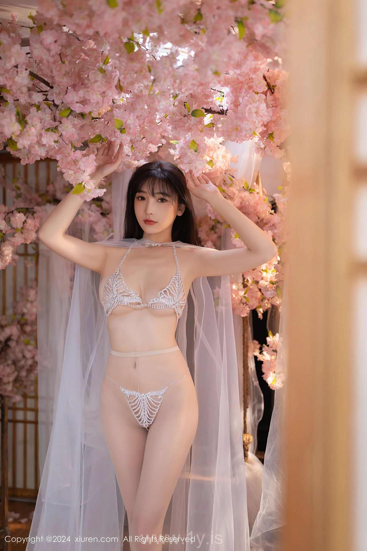 XIUREN(秀人网) No.8807 Slender Asian Dreamgirl 陆萱萱