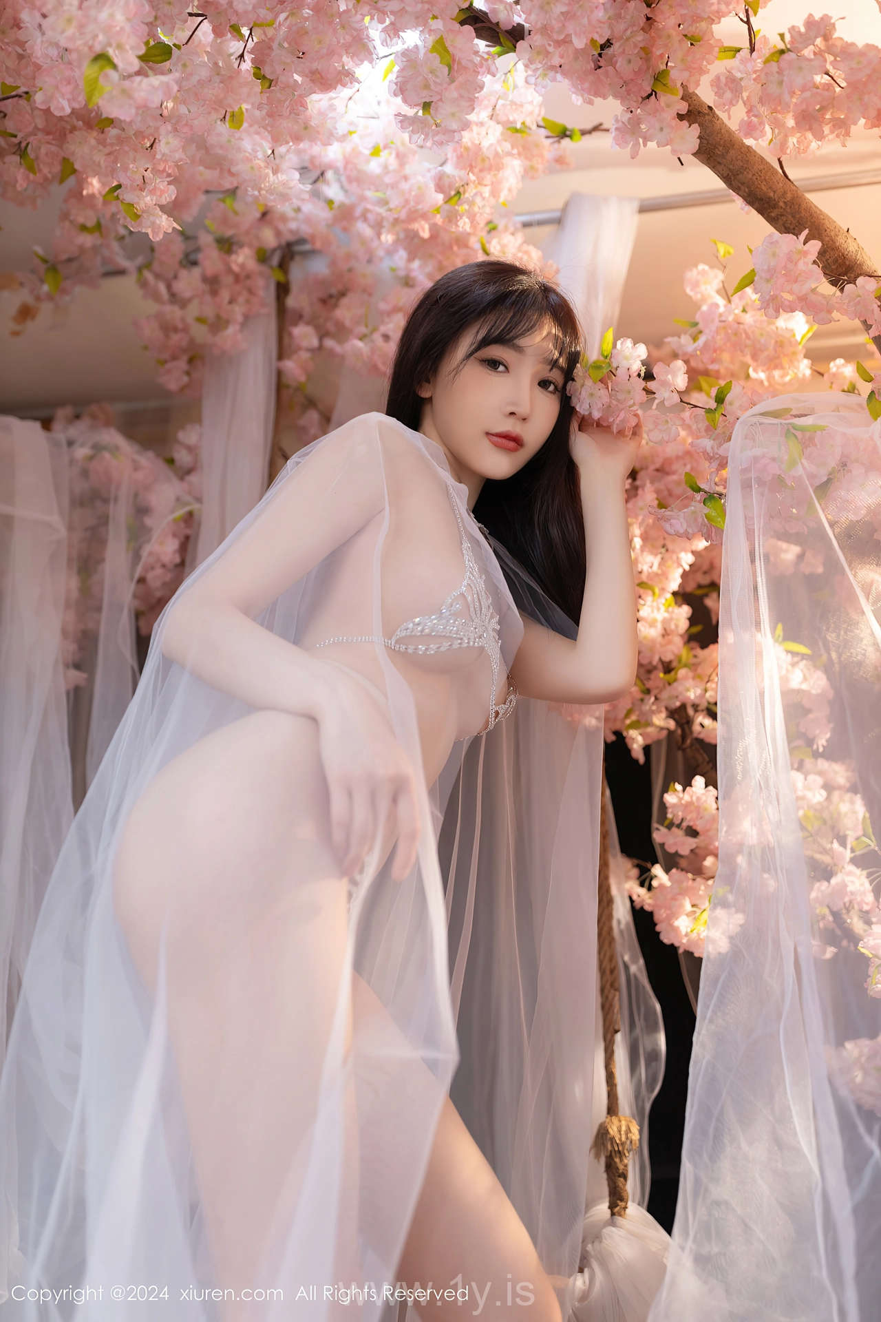 XIUREN(秀人网) No.8807 Slender Asian Dreamgirl 陆萱萱