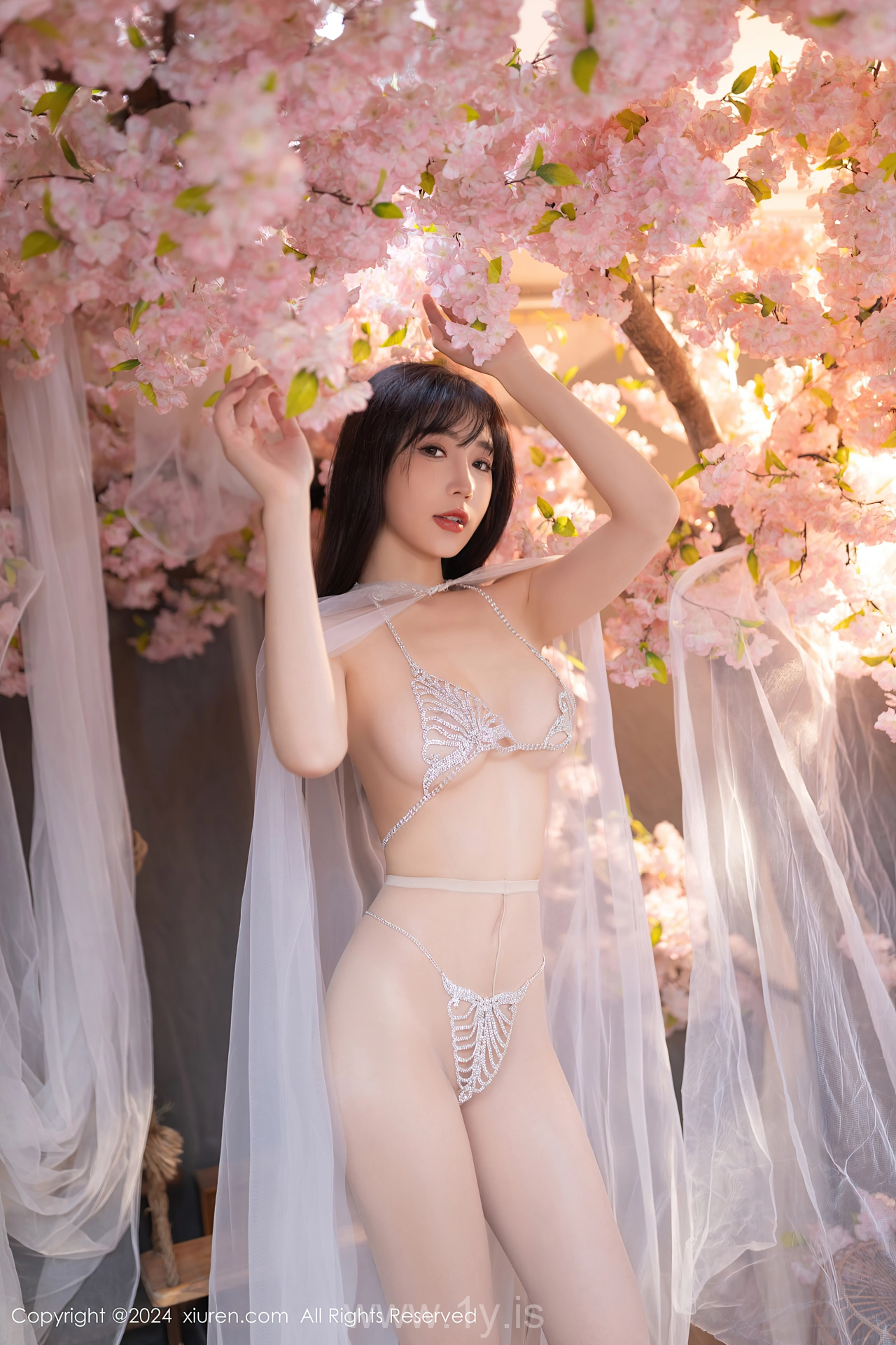 XIUREN(秀人网) No.8807 Slender Asian Dreamgirl 陆萱萱