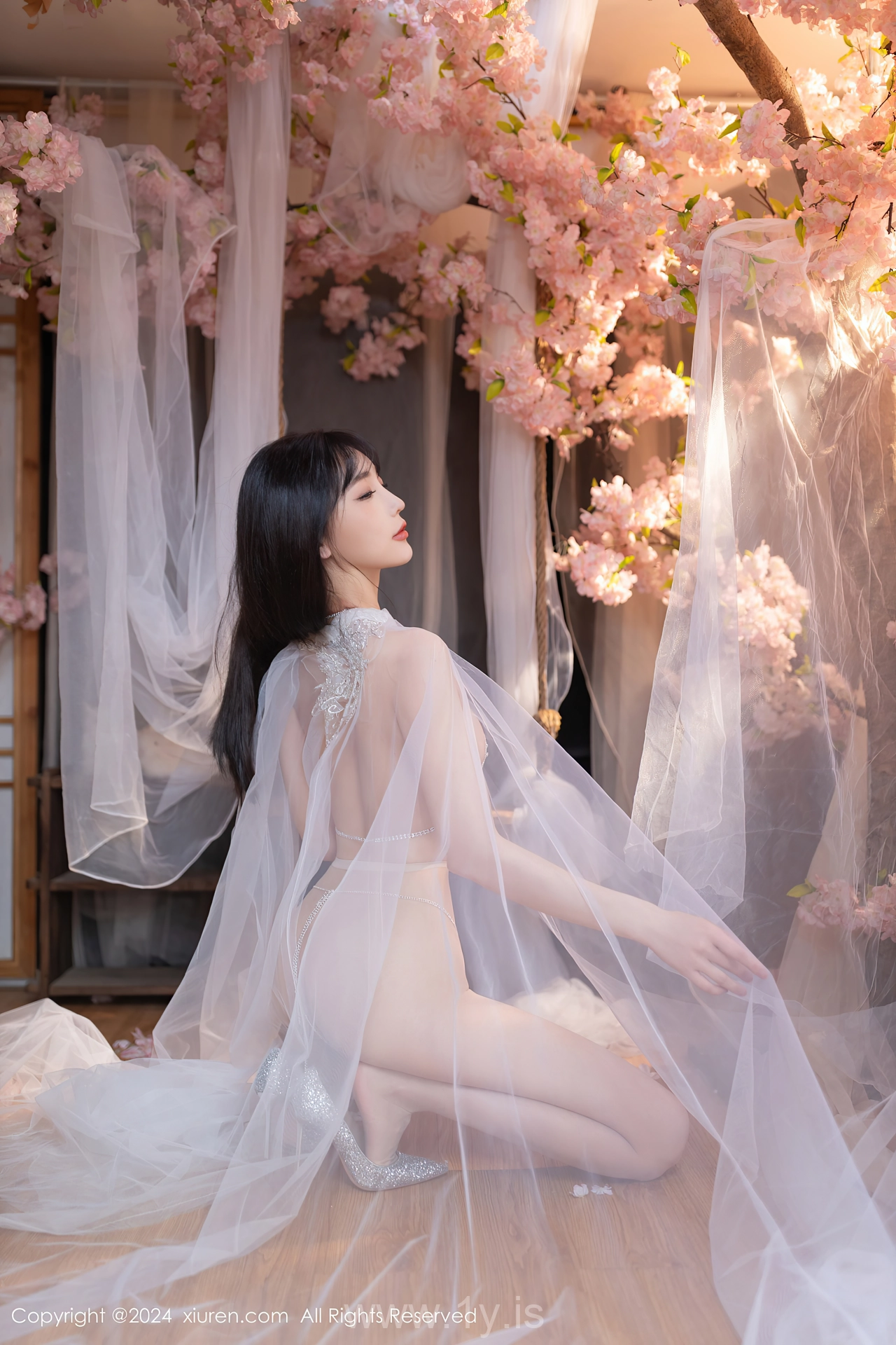 XIUREN(秀人网) No.8807 Slender Asian Dreamgirl 陆萱萱