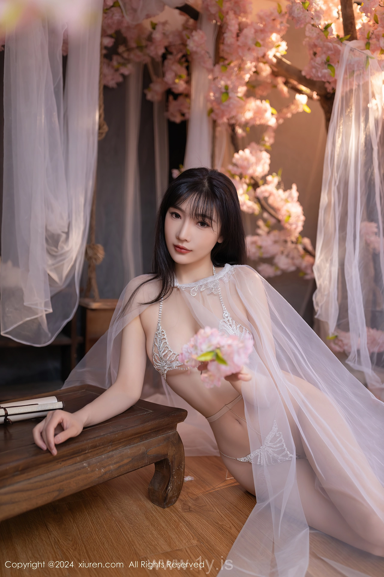 XIUREN(秀人网) No.8807 Slender Asian Dreamgirl 陆萱萱