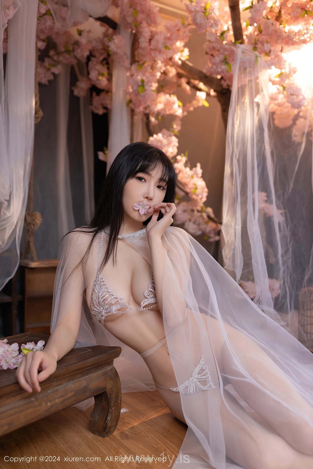 XIUREN(秀人网) No.8807 Slender Asian Dreamgirl 陆萱萱