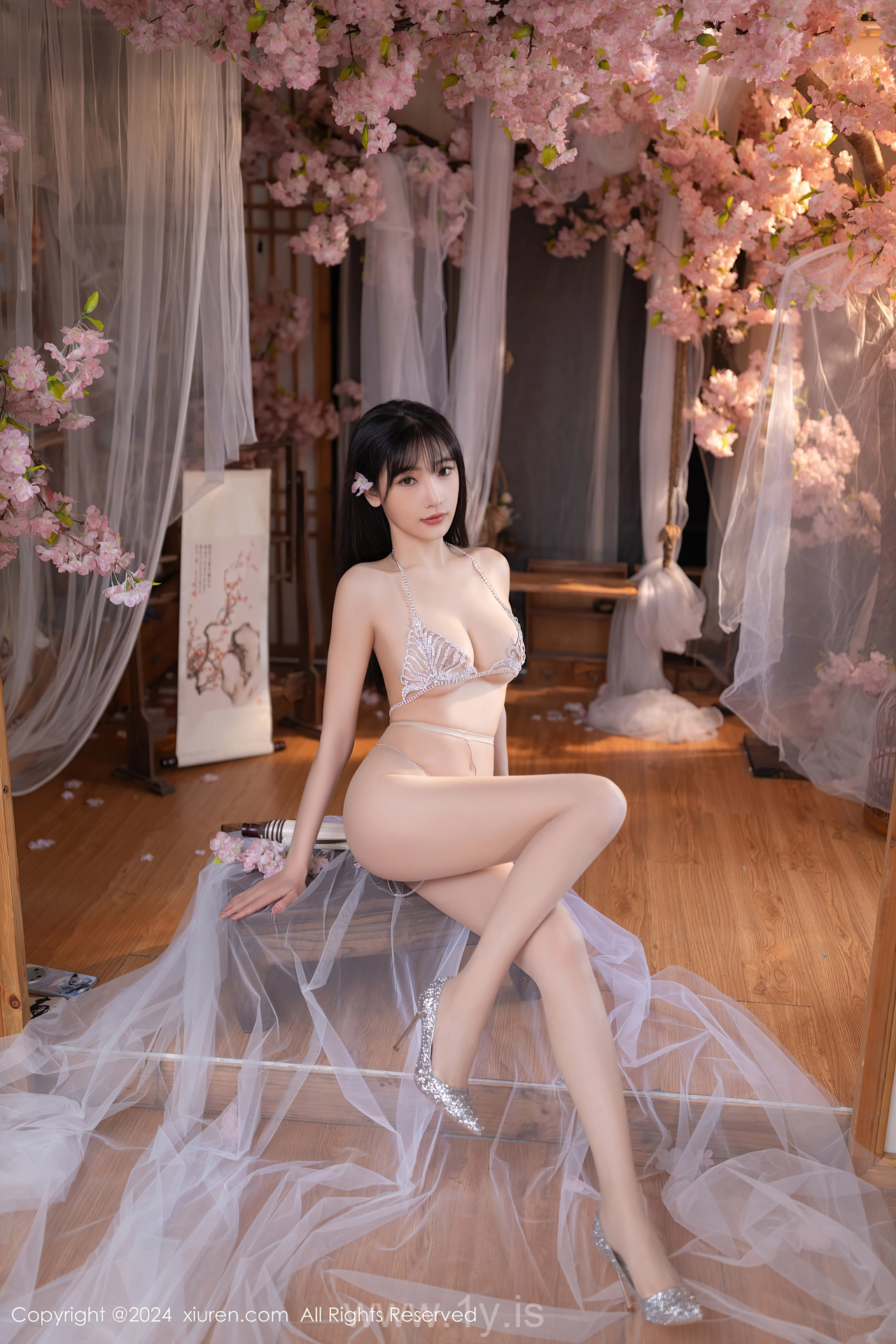 XIUREN(秀人网) No.8807 Slender Asian Dreamgirl 陆萱萱
