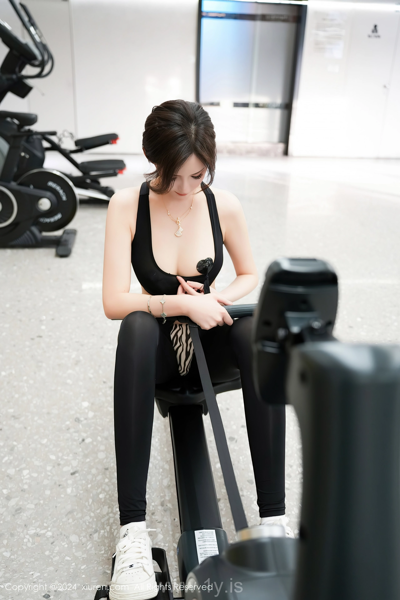 XIUREN(秀人网) No.8810 Fashionable & Well Done Chinese Queen Carol周妍希X