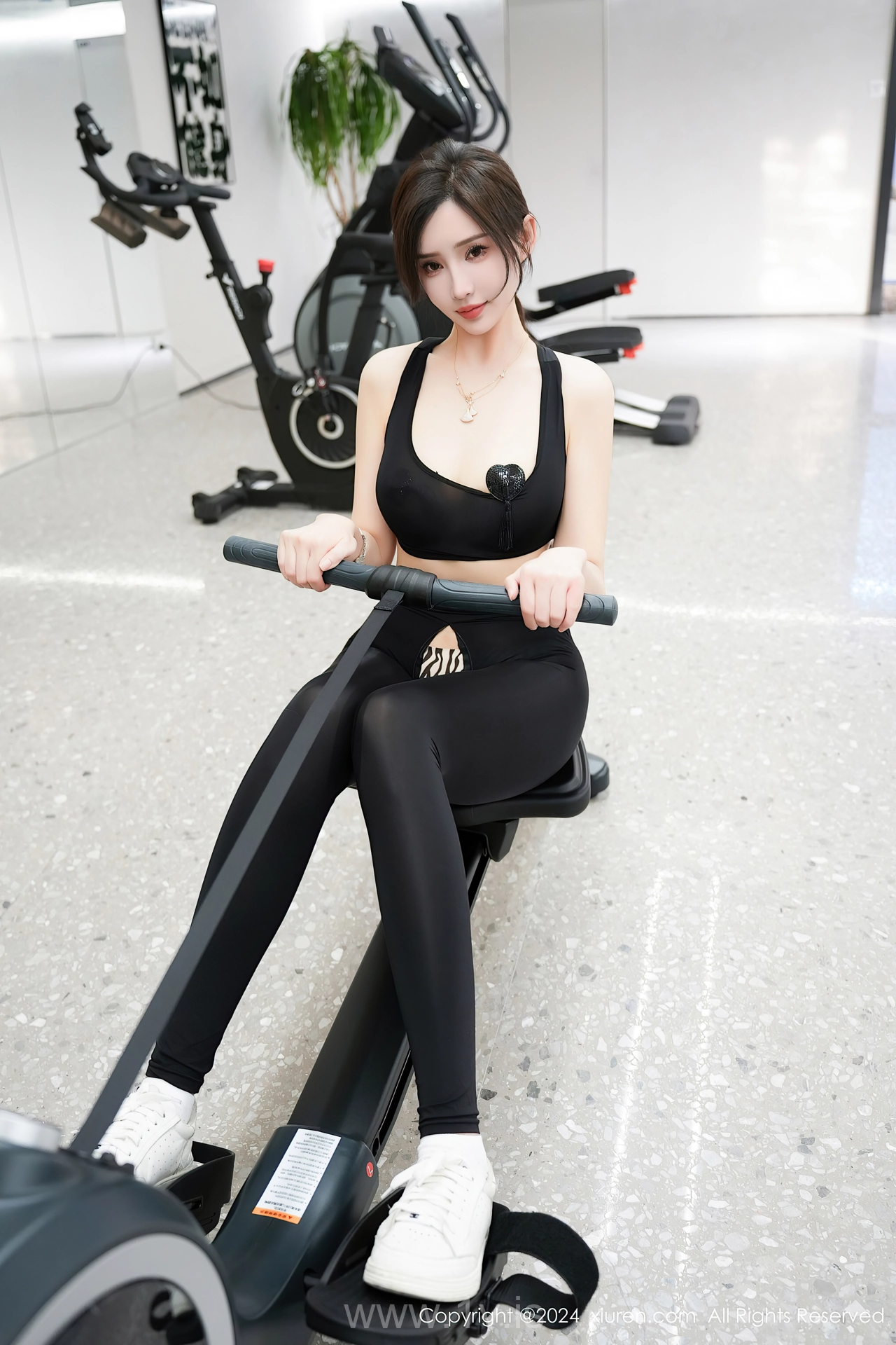 XIUREN(秀人网) No.8810 Fashionable & Well Done Chinese Queen Carol周妍希X