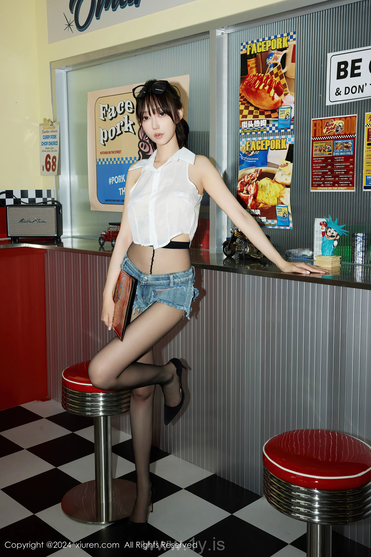 XIUREN(秀人网) No.8811 Enchanting Asian Mature Princess 玥儿玥er