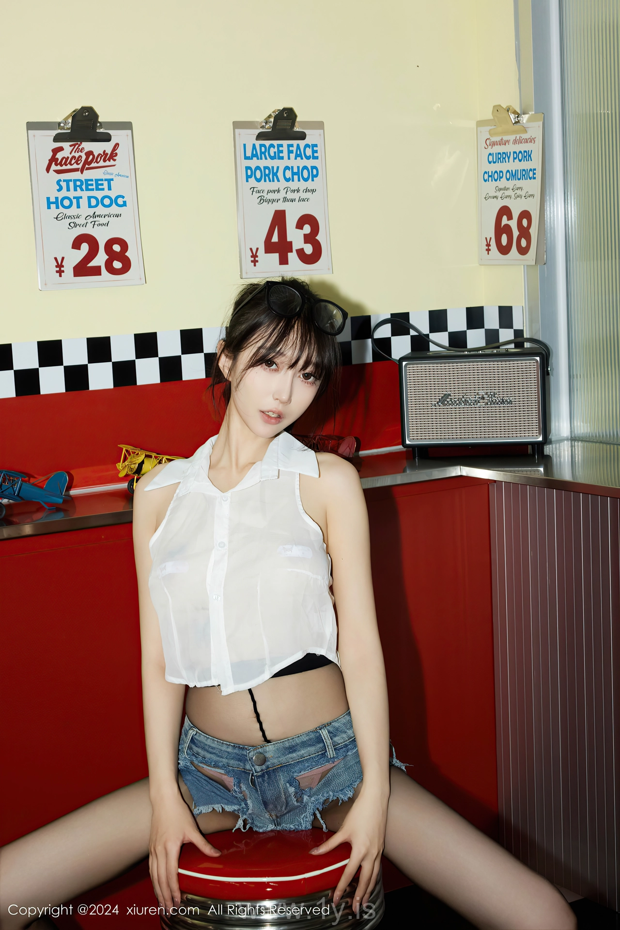 XIUREN(秀人网) No.8811 Enchanting Asian Mature Princess 玥儿玥er