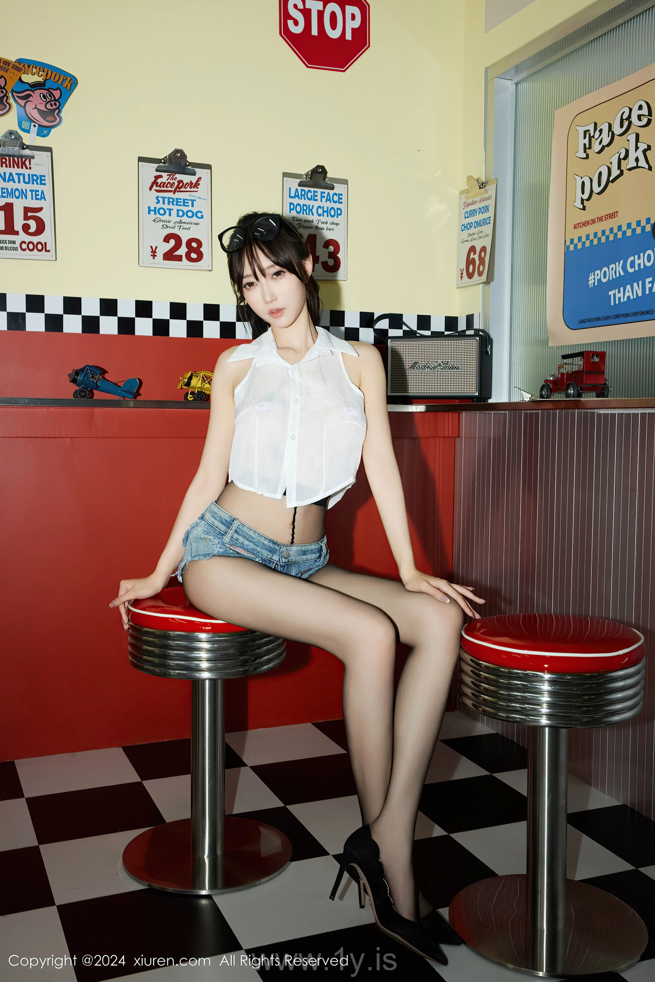 XIUREN(秀人网) No.8811 Enchanting Asian Mature Princess 玥儿玥er